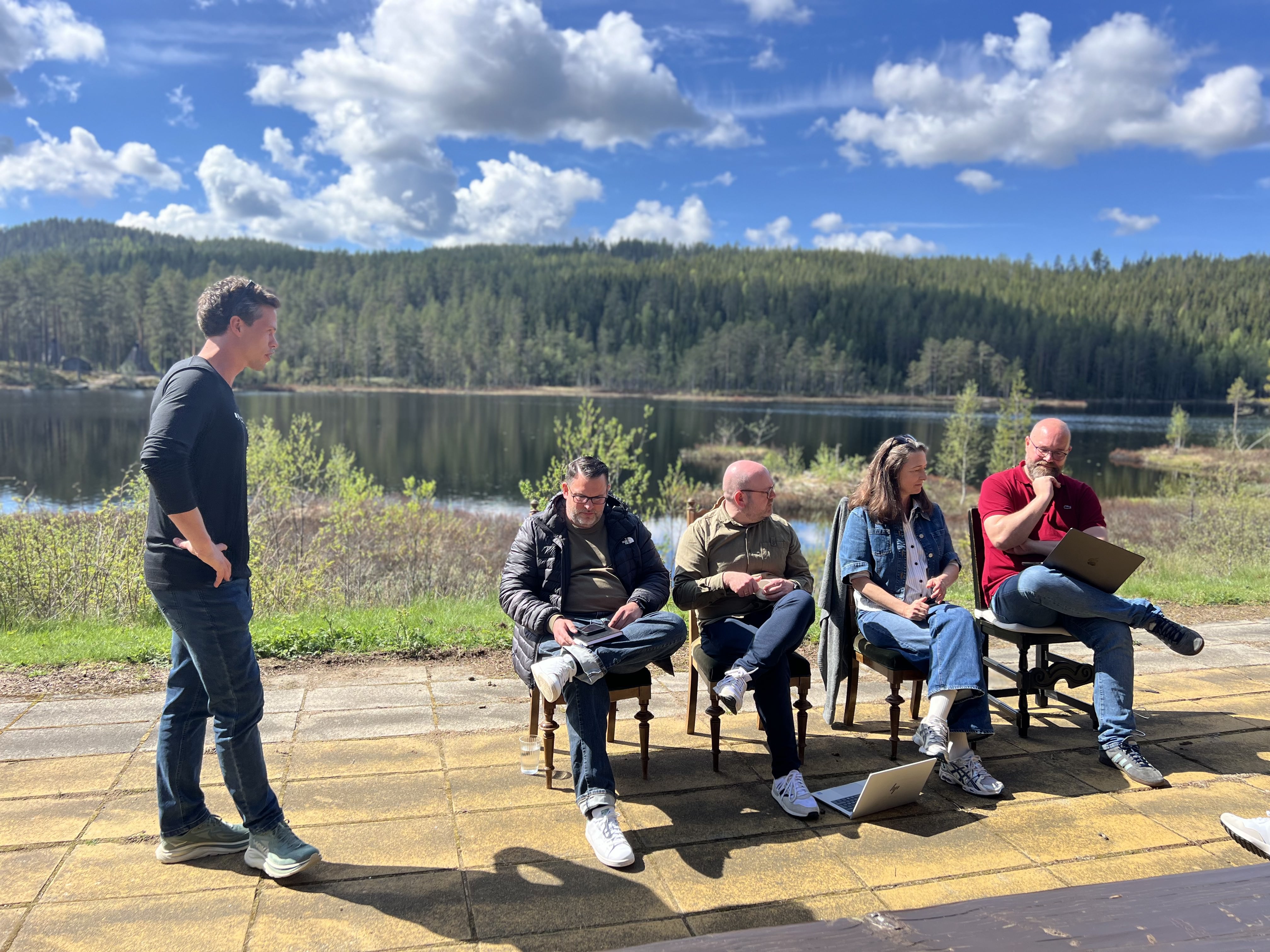 Picture of participants in a panel debate outdoors, with Eirik Whalstrøm standing next to them