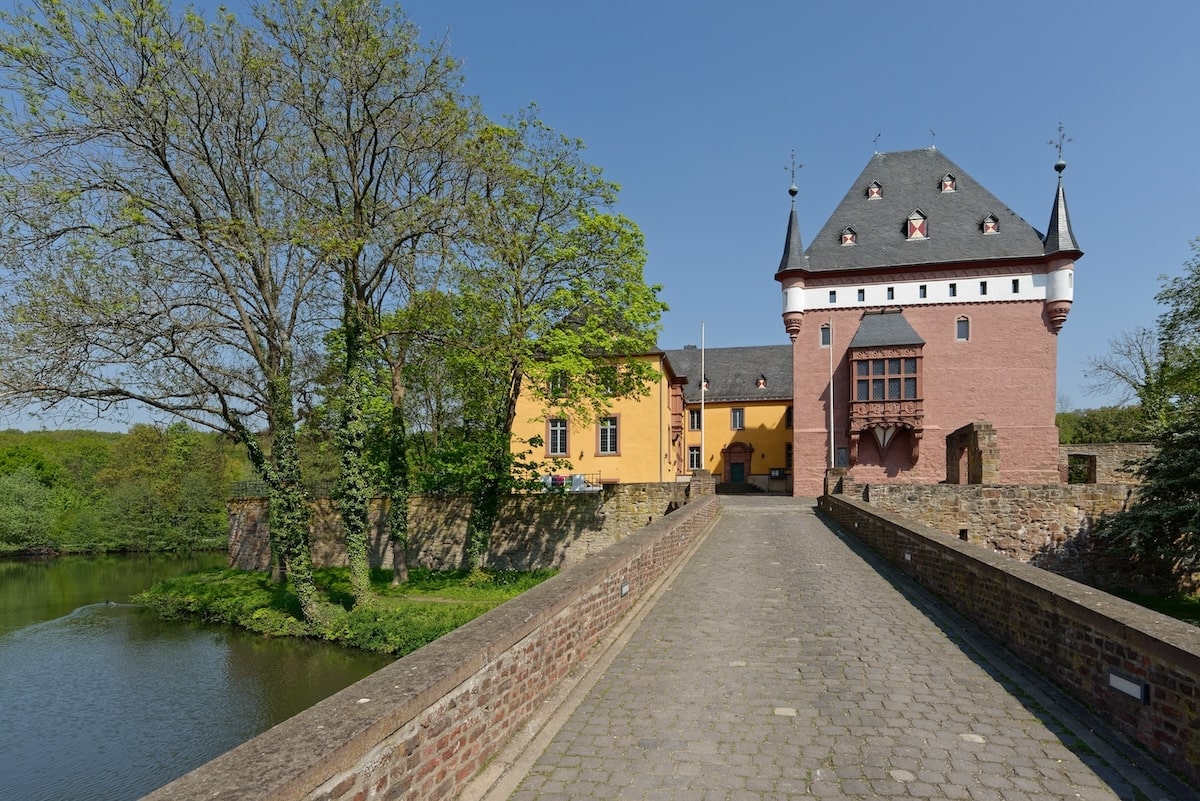 In Düren und Umgebung gibt es noch viele Altbauten, die ohne Sanierungsmaßnahmen mehr Energie verbrauchen.