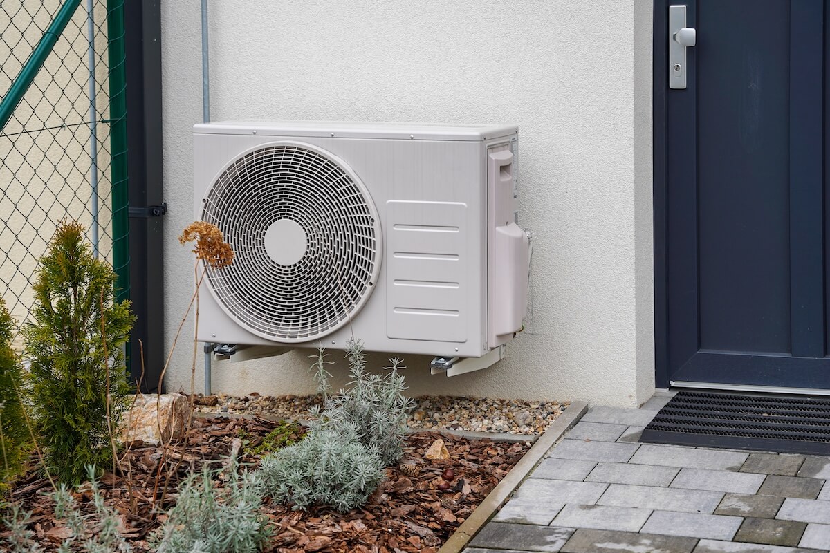 Wärmepumpe an einer Hauswand
