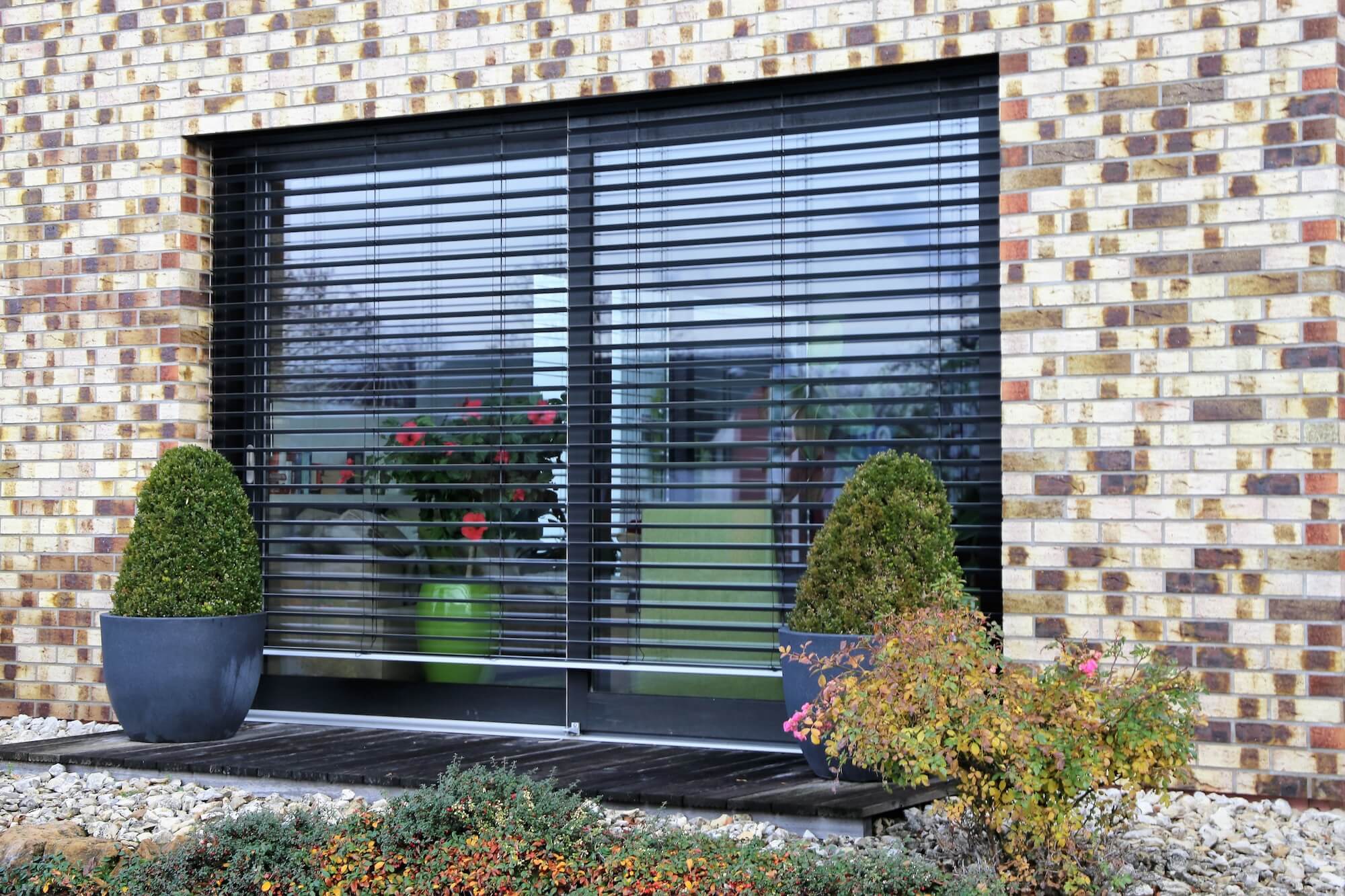 Moderne Fenster und außenliegender Sonnenschutz können Sonnenenergie reflektieren.