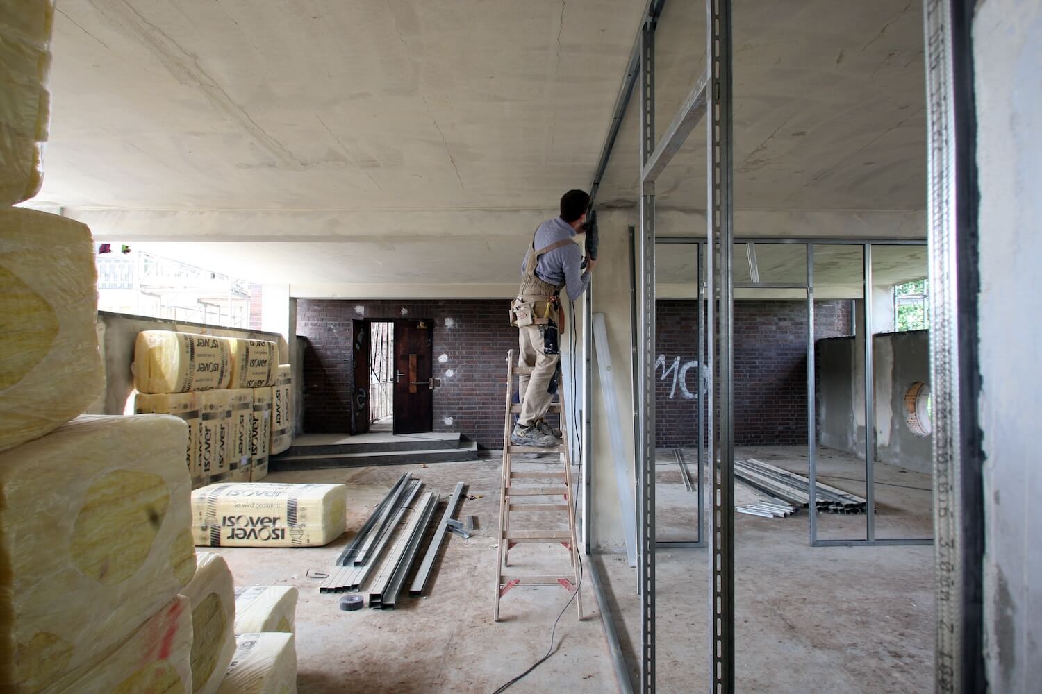 Trockenbauwand wird eingebaut