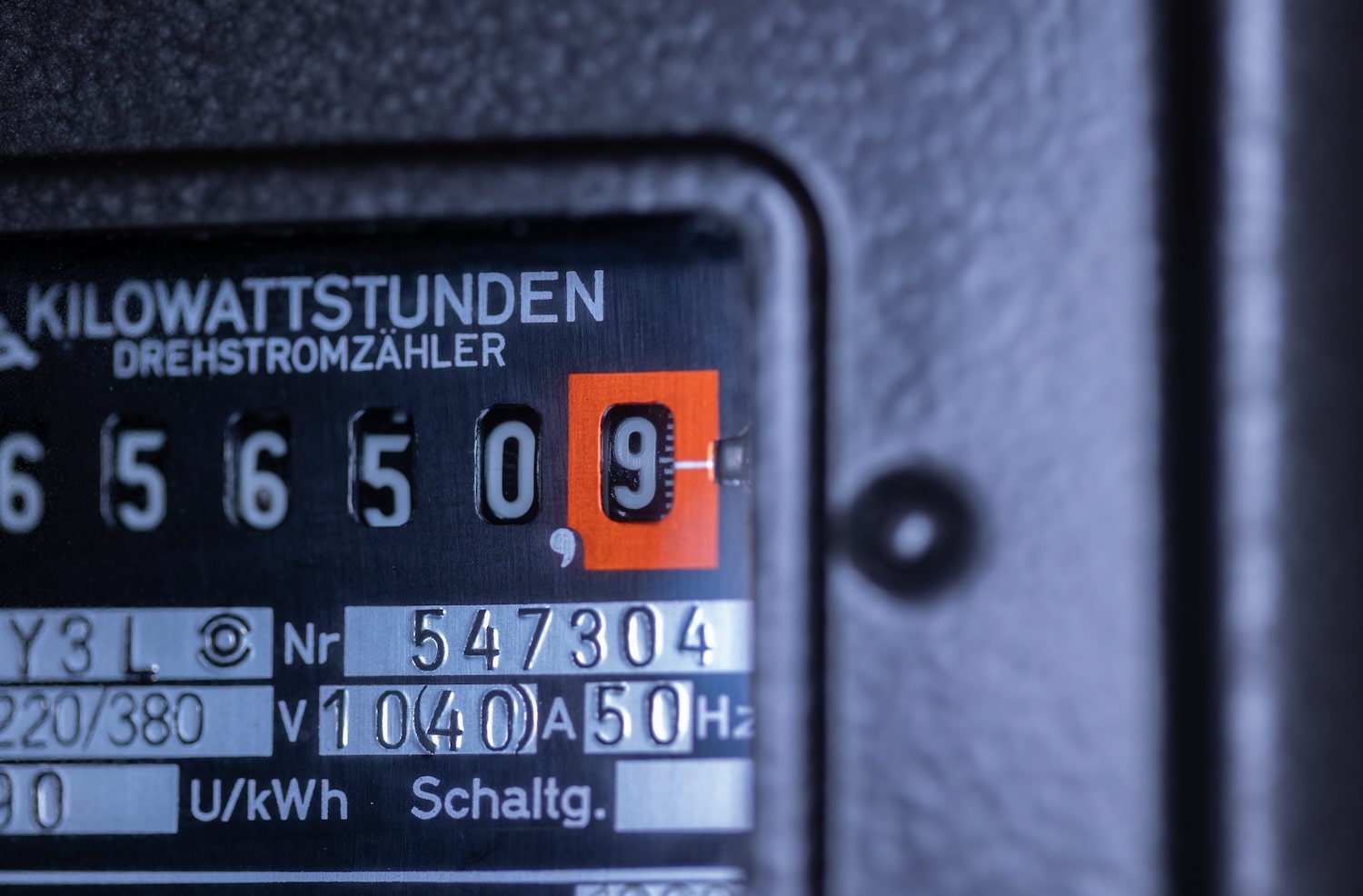 Beide Werte werden in der Einheit Kilowattstunden pro Quadratmeter und Jahr (kWh/m²a) angegeben.