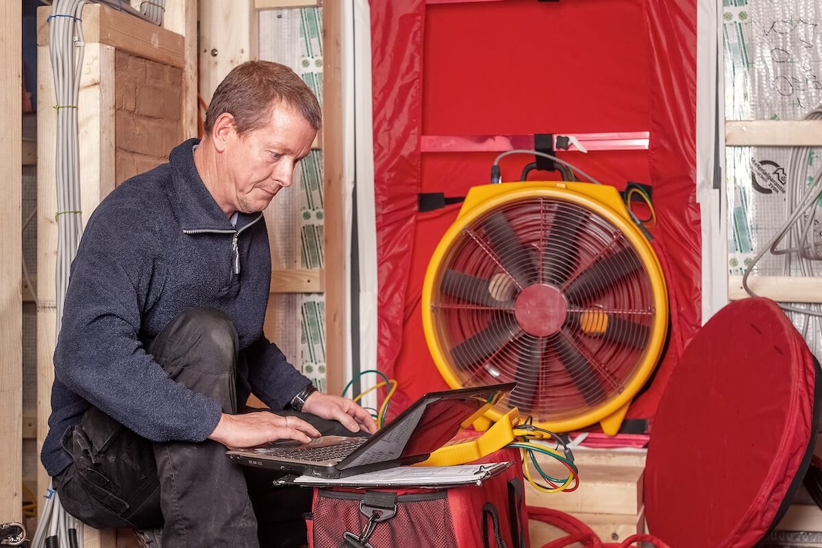 Ein Blower-Door-Test wird durchgeführt