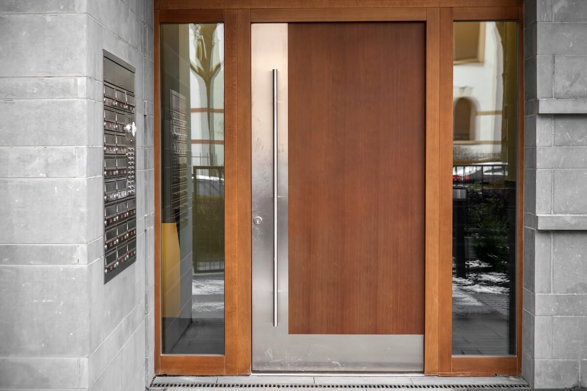 HaustĂĽr aus Aluminium und Holz