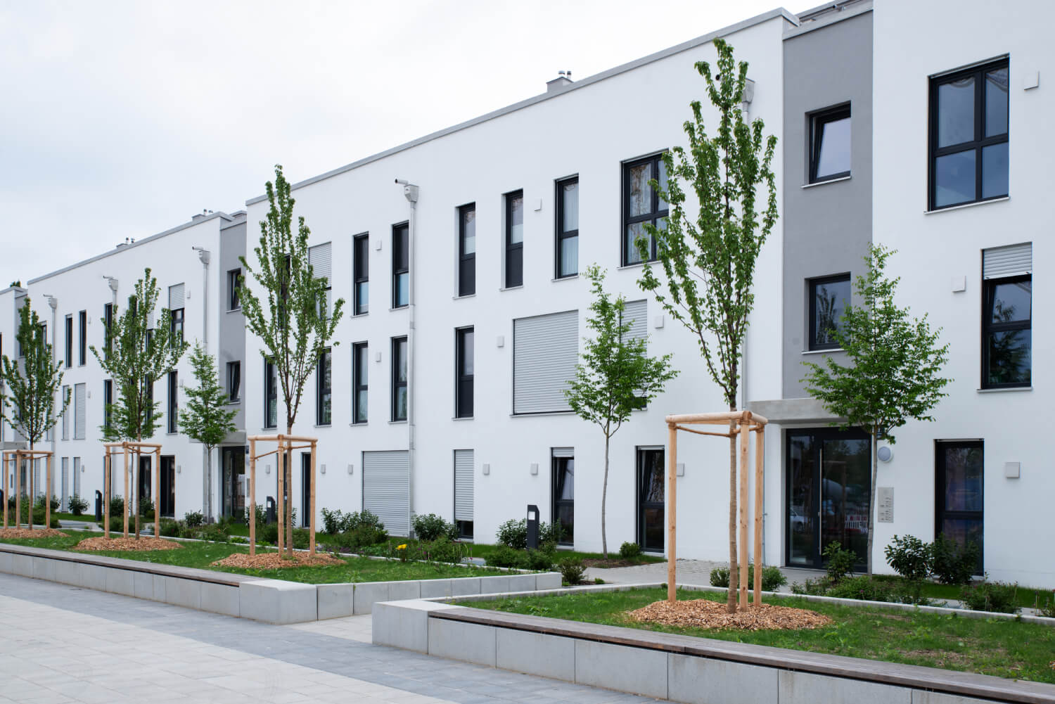 Außenansicht weißer, moderner Mehrfamilienhäuser
