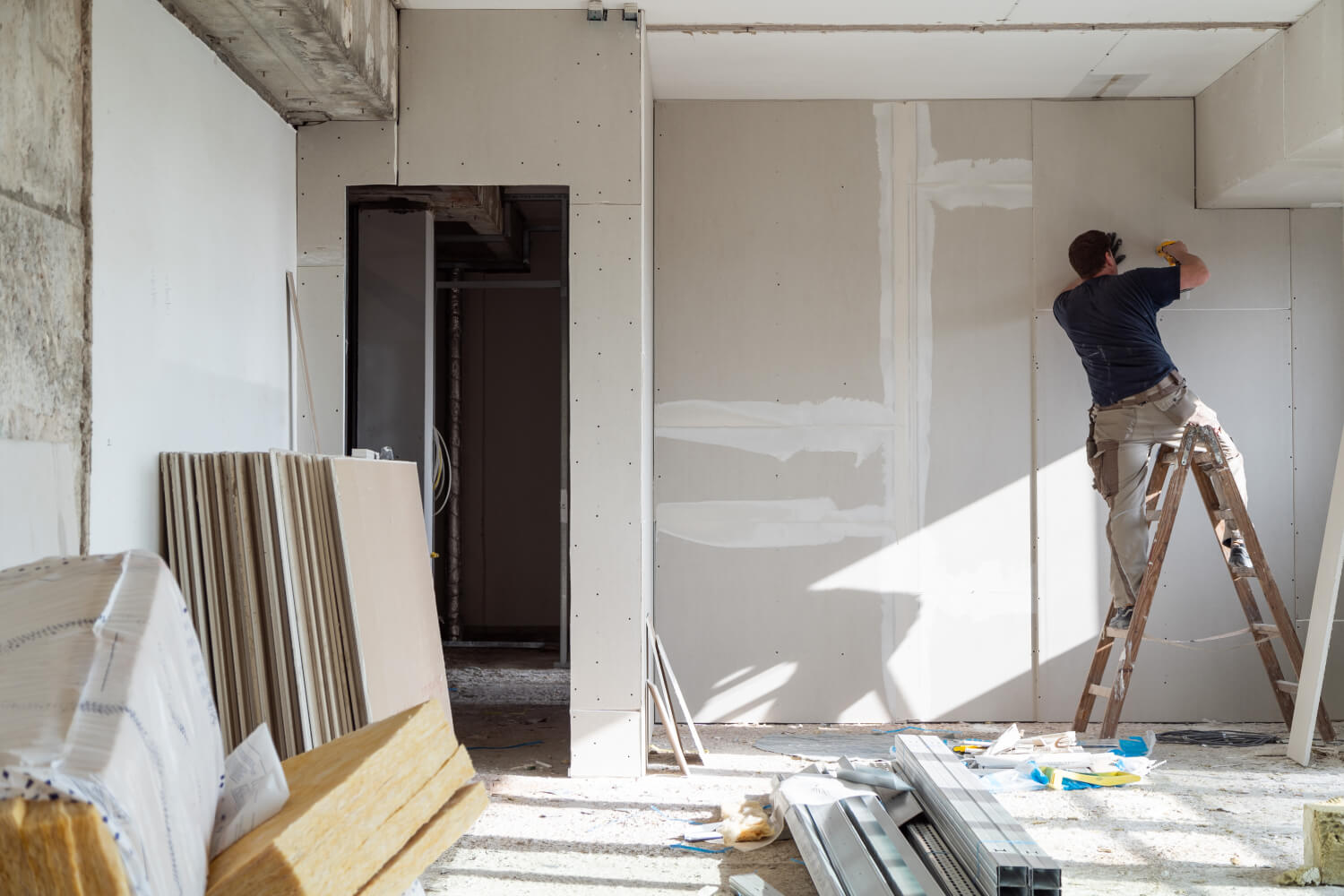 Handwerker dämmt und verputzt einen Raum von innen