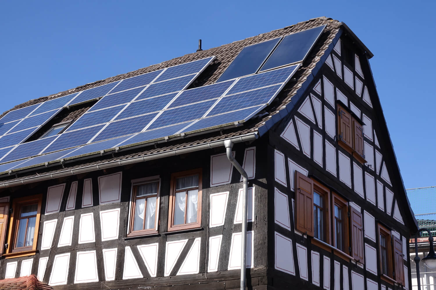 Saniertes Fachwerkhaus mit PV-Anlage auf dem Dach