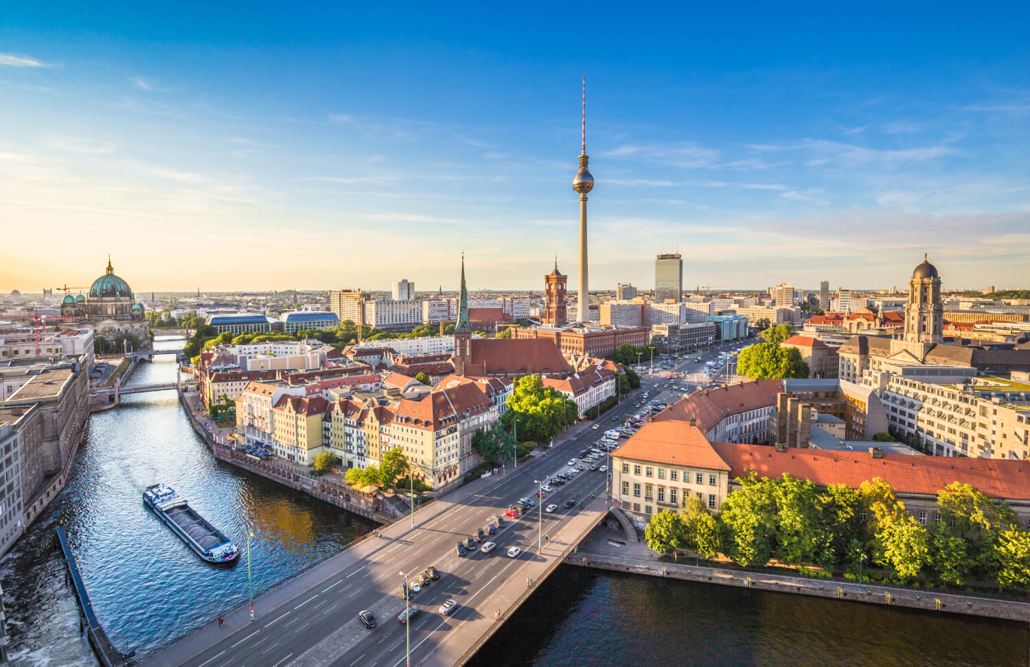 Berliner Fernsehturm aus der Vogelperspektive