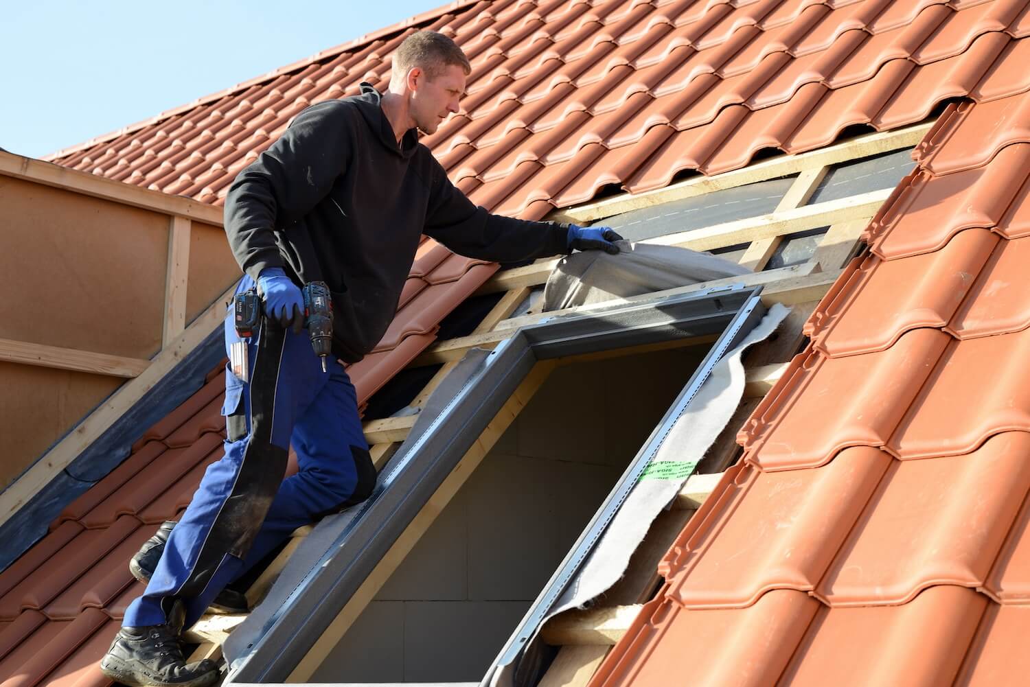 Handwerker baut Dachfenster ein