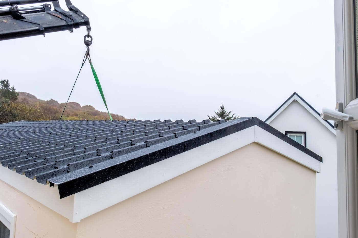 Ein neues Dachmodul wird auf dem Haus installiert