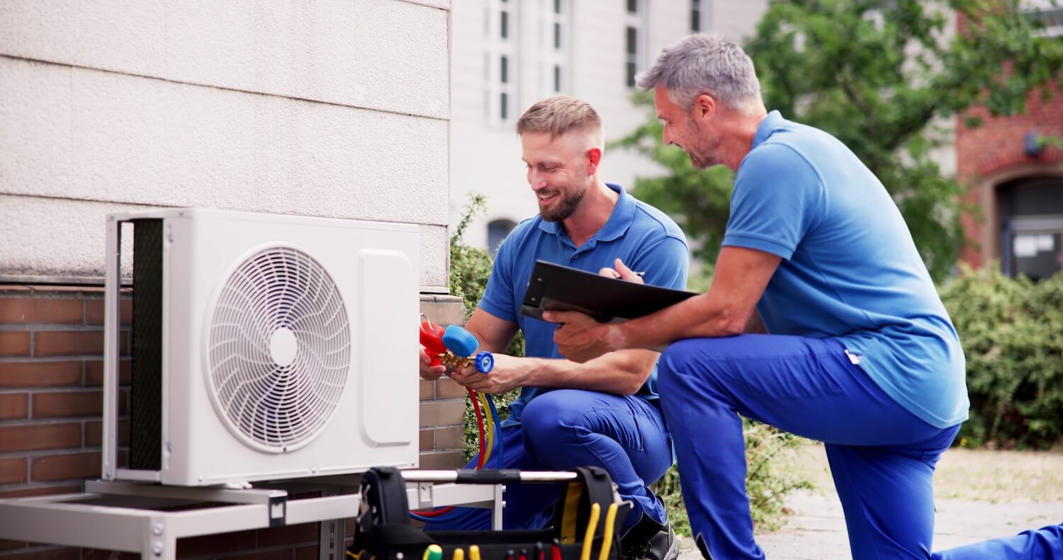 Fachkräfte installieren Wärmepumpe – wichtige Maßnahme zur Optimierung nach dem Wärmebedarf berechnen.