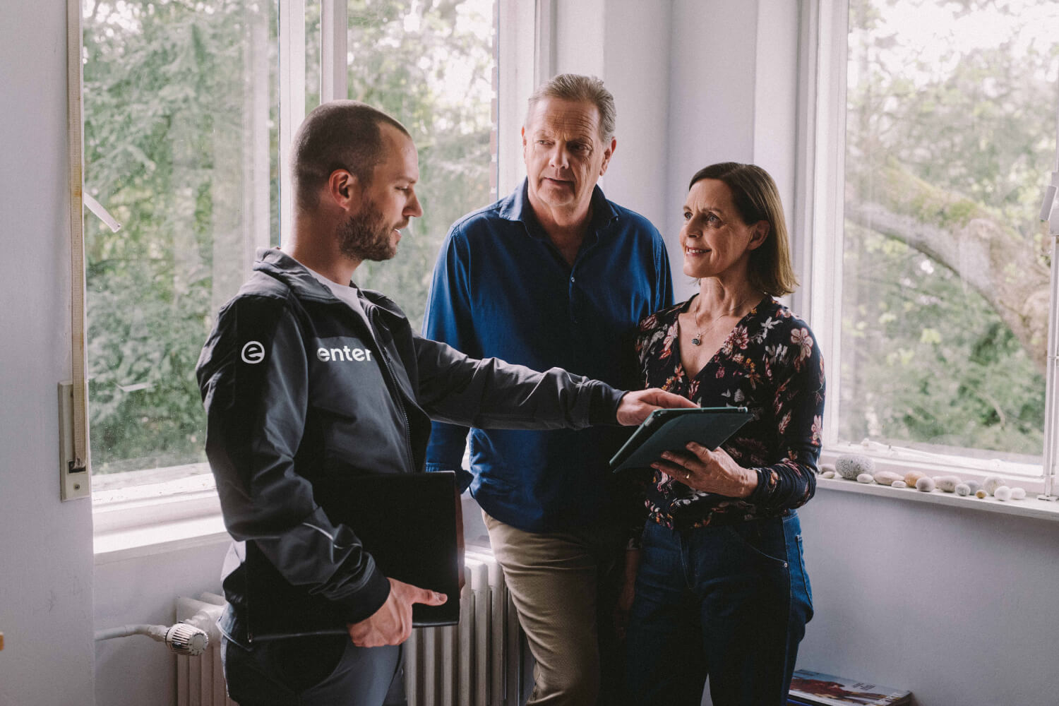 Energieberater von Enter plant mit Ehepaar die Sanierung ihres Hauses