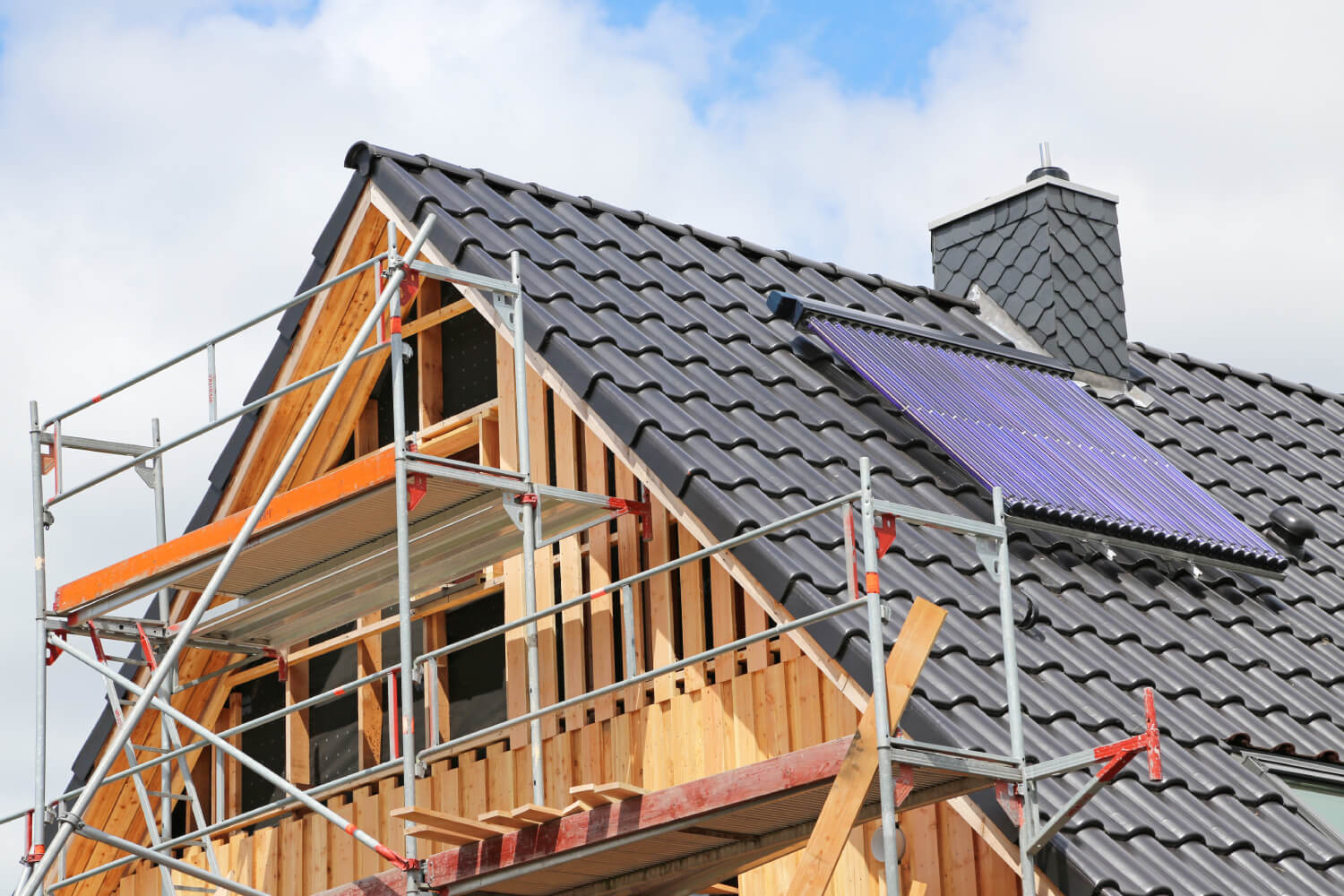 Das Dach eines Hauses wird saniert inklusive Installation einer Solarthermieanlage