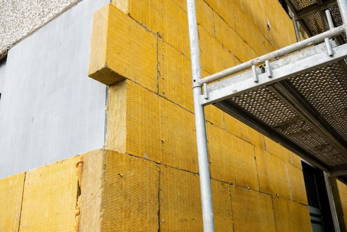 Mineralwolle von außen an der Fassade zur nachträglichen Dämmung