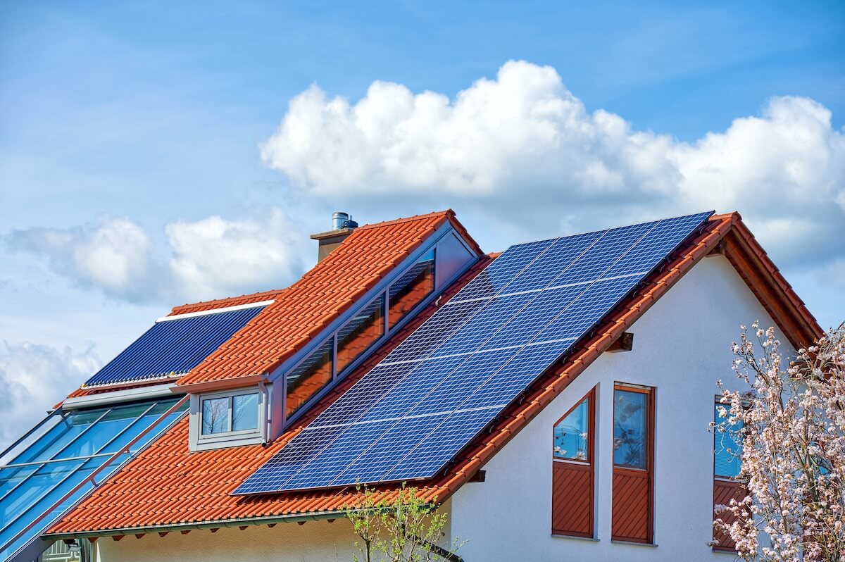 Auswirkung der Globalstrahlung und Dachneigung auf die PV-Anlagengröße