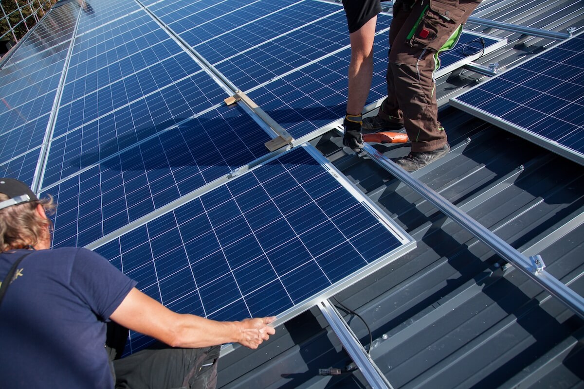 Photovoltaik-Module werden auf einem Dach angebracht