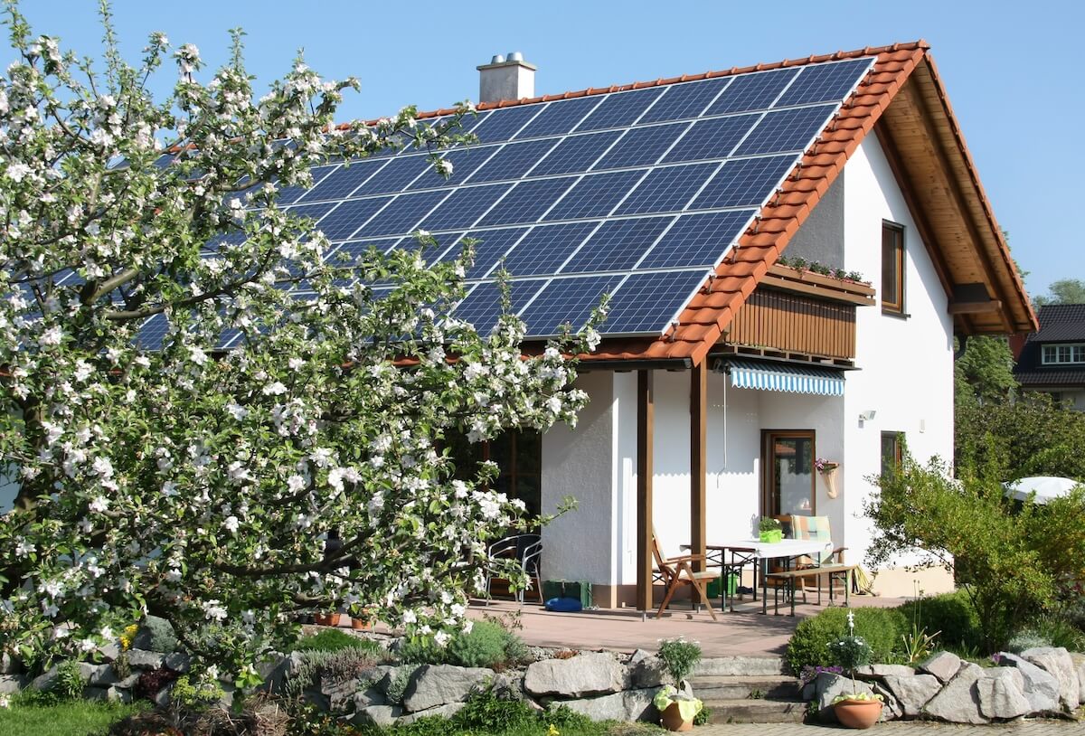 Einfamilienhaus mit vielen PV-Modulen auf dem Dach