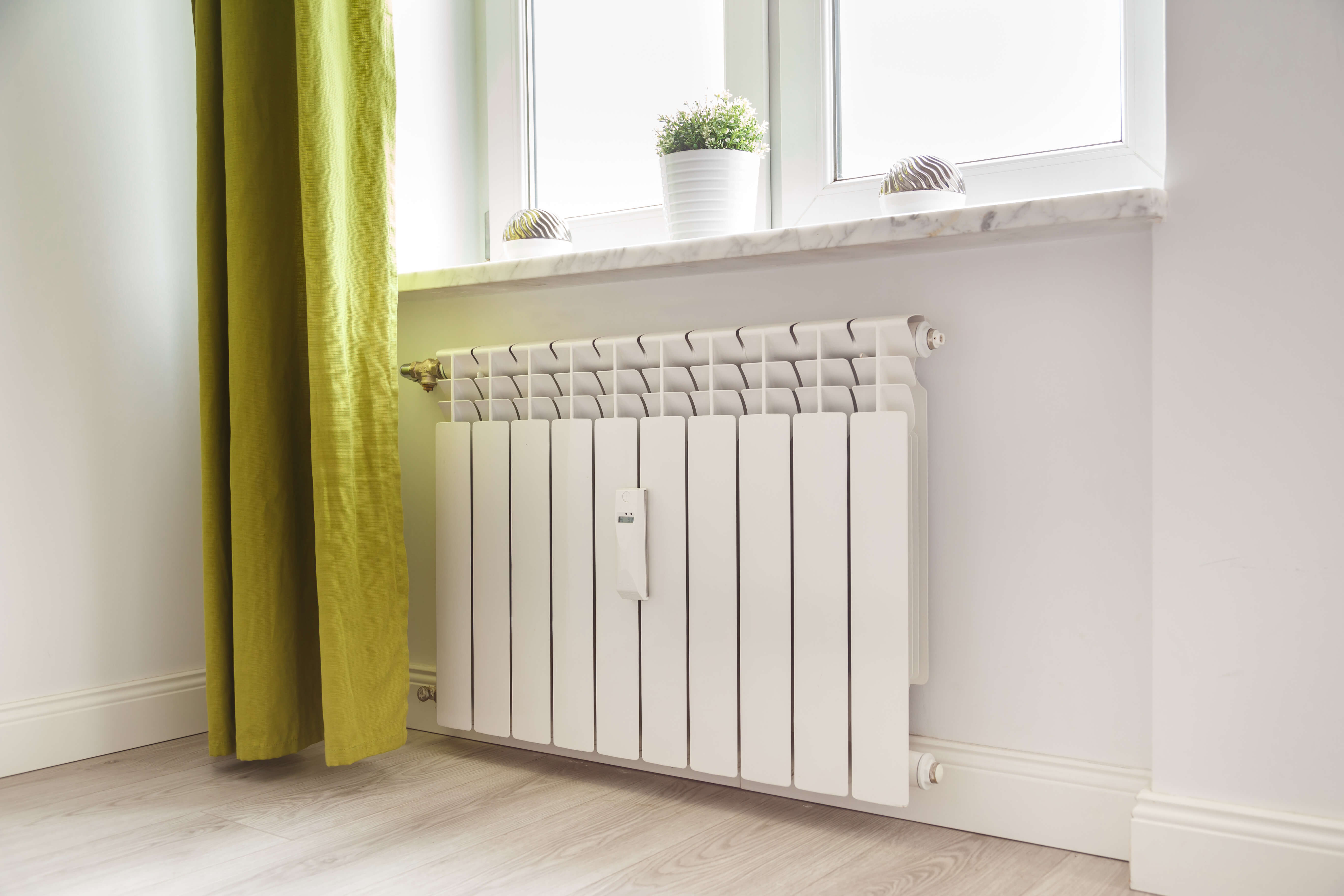 Grafik zeigt den Einsatz von einem Niedertemperatur-Heizkörper in einem sanierten Neubau mit Wärmepumpe.
