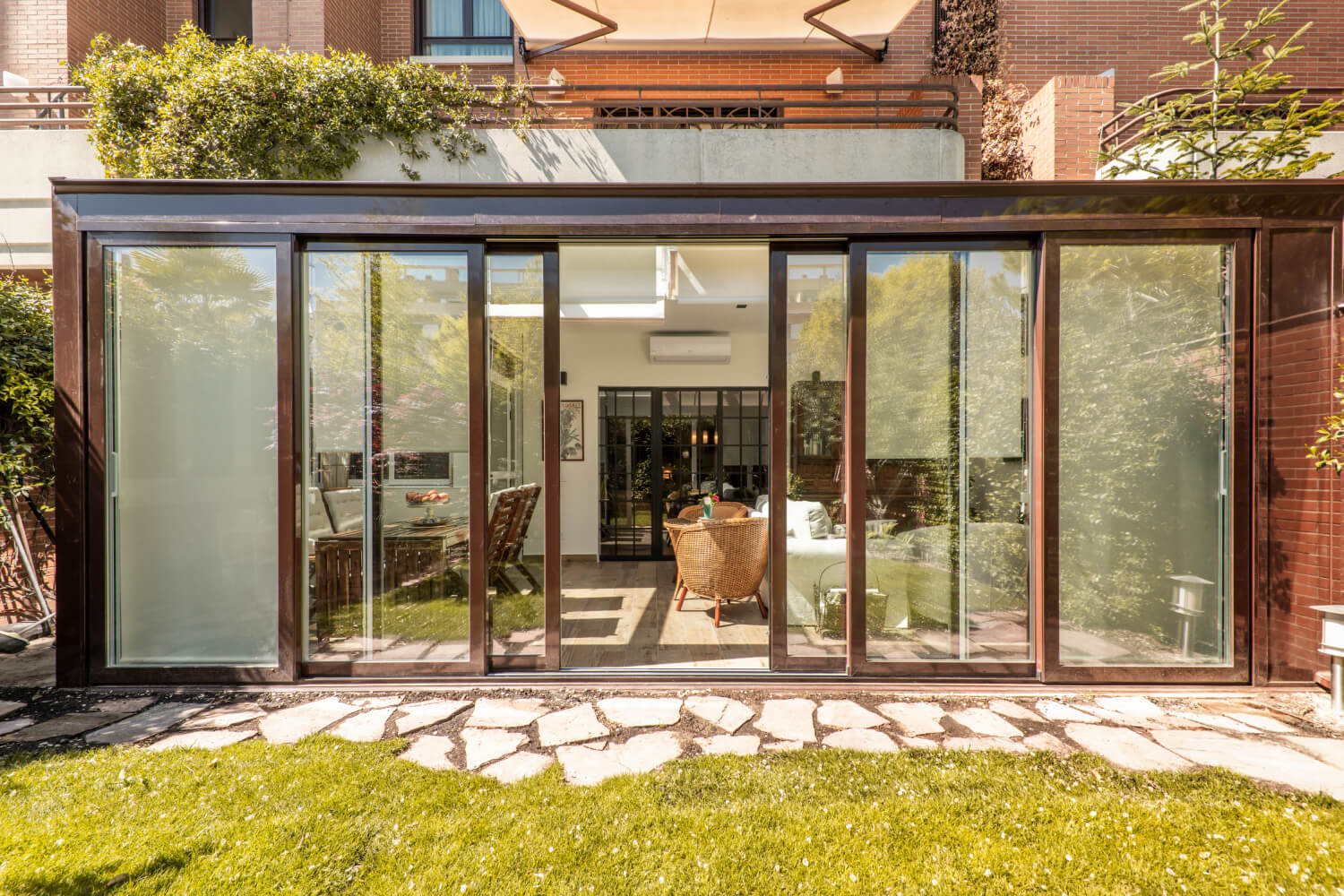 Moderne Terrassentür aus Holz bietet den Blick ins Innere eines Hauses