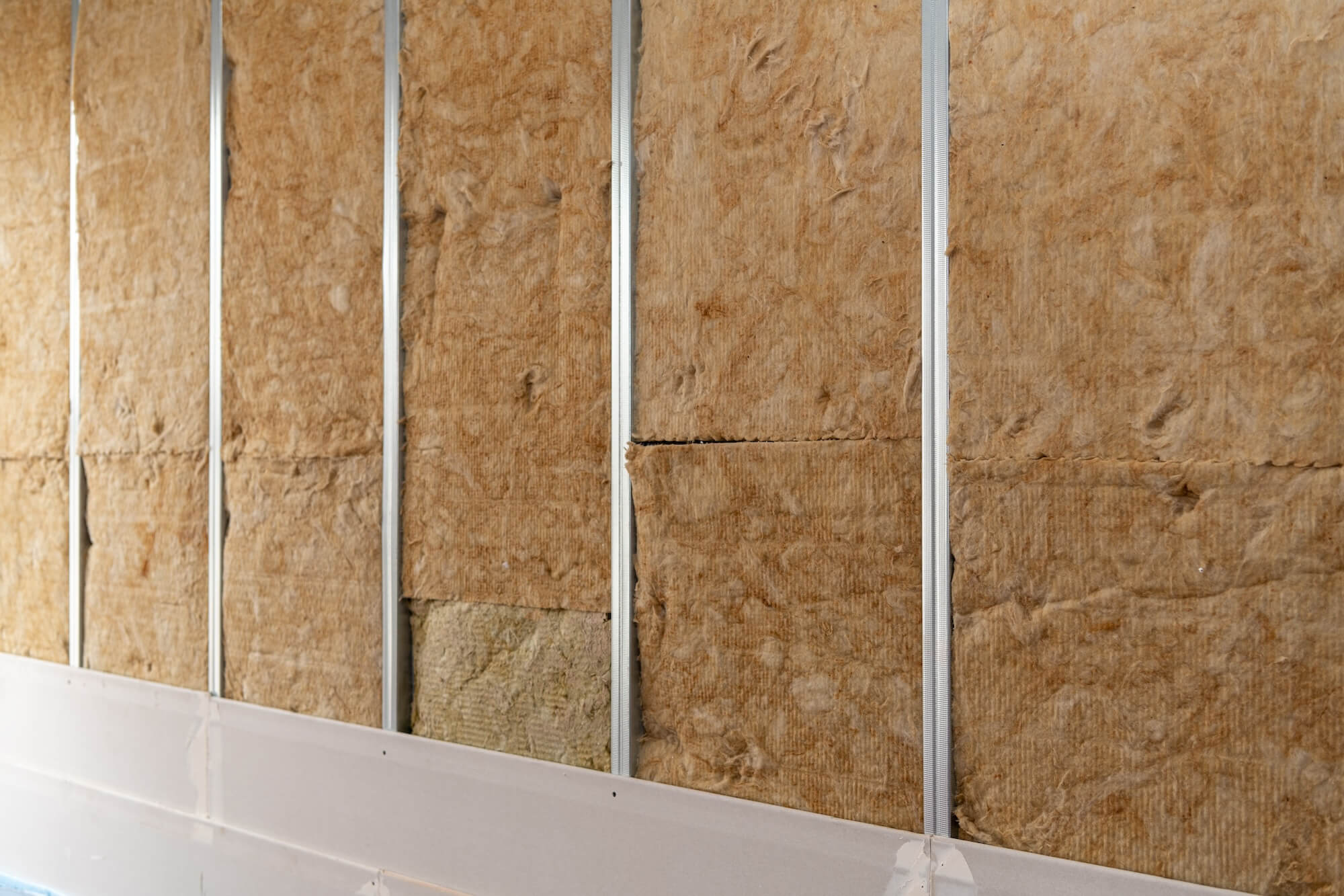 Die Dämmung mit Unterkonstruktion durch Holz oder Metall ist eine weit verbreitete Lösung.