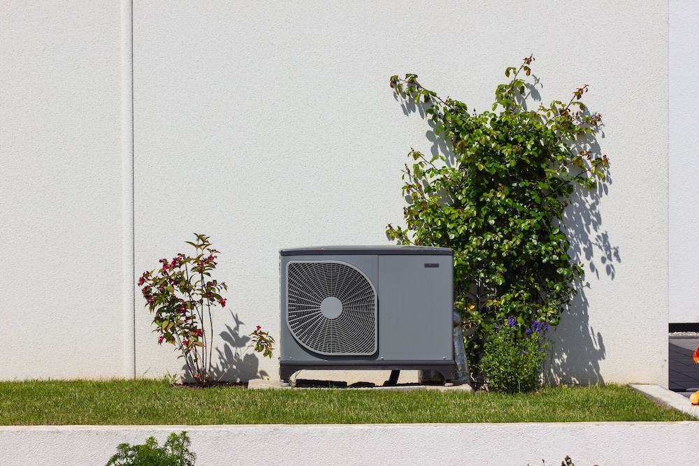 Wärmepumpe im Garten
