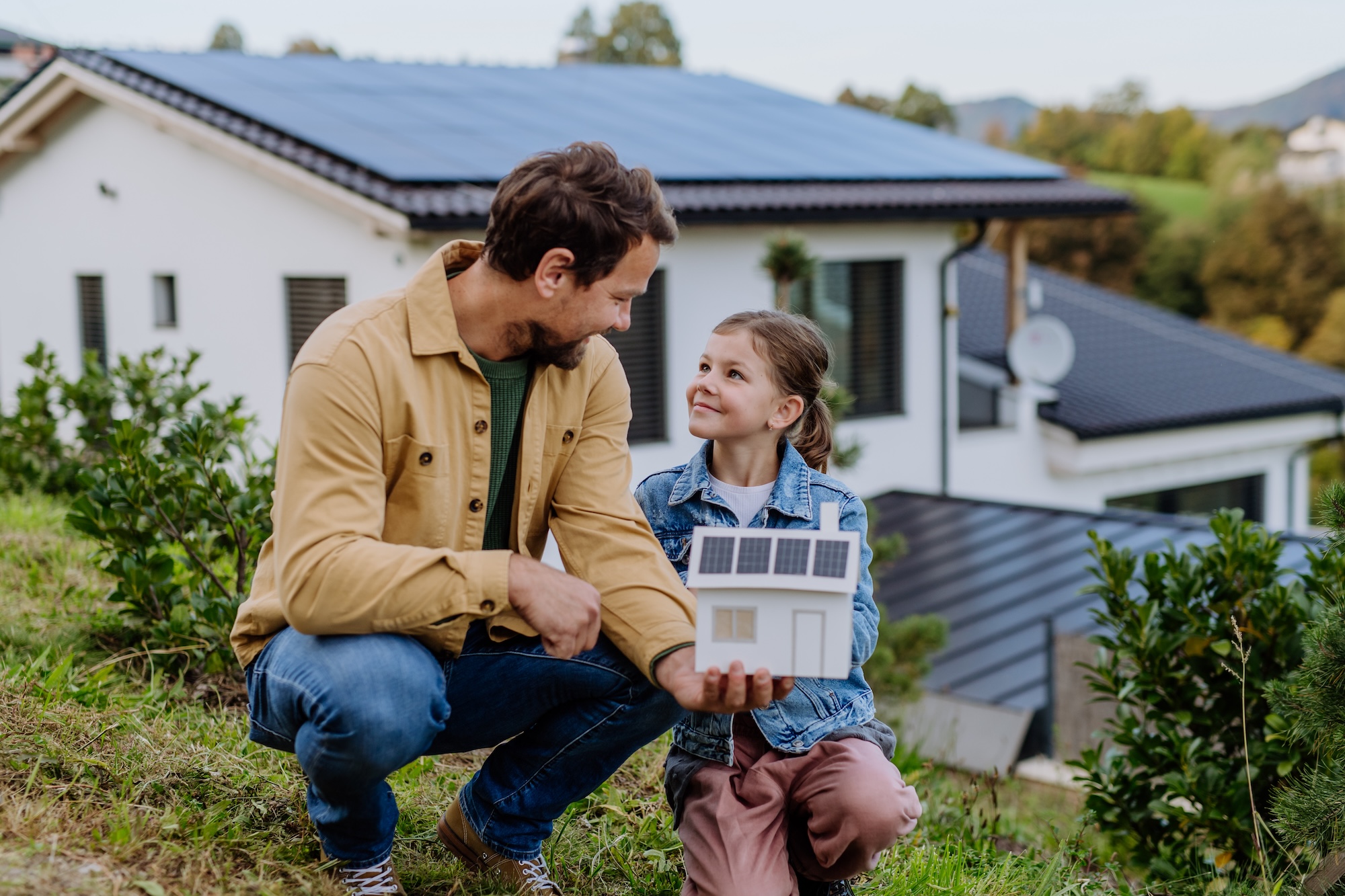 Jetzt Dacheindeckung ökologisch sanieren mit PV-Anlage und ab Tag 1 Geld sparen