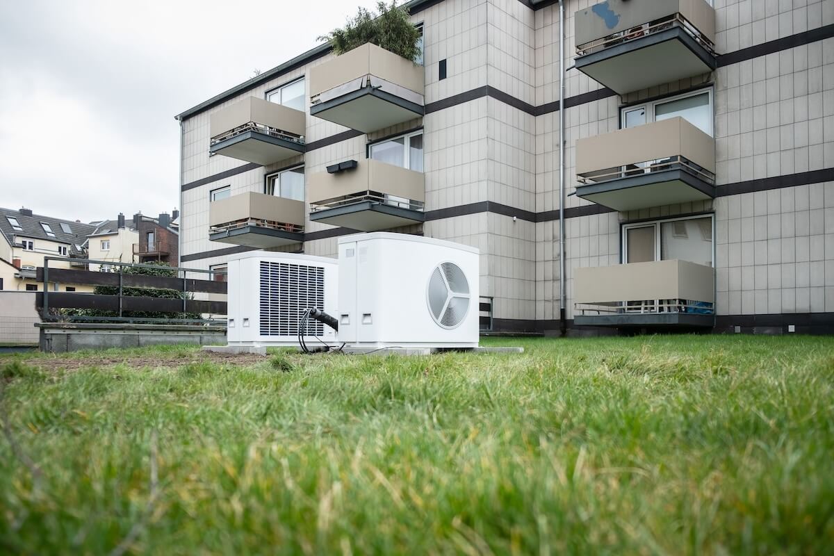 Wärmepumpen vor einem Altbau 