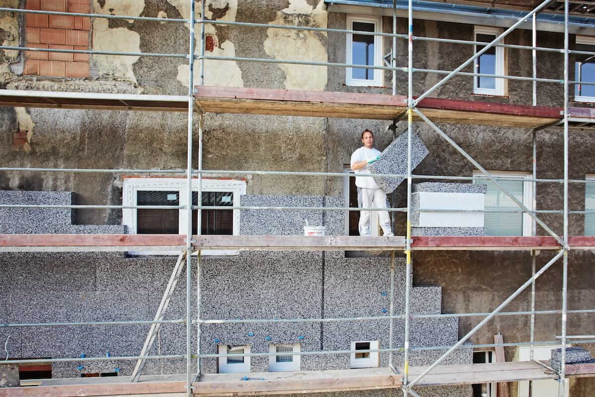 Fassadendämmung wird am Altbau angebracht