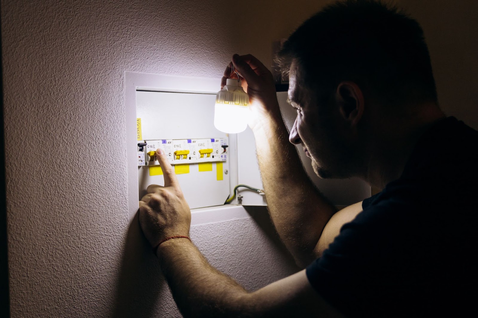 Sicherungskasten im Dunkeln ohne Strom