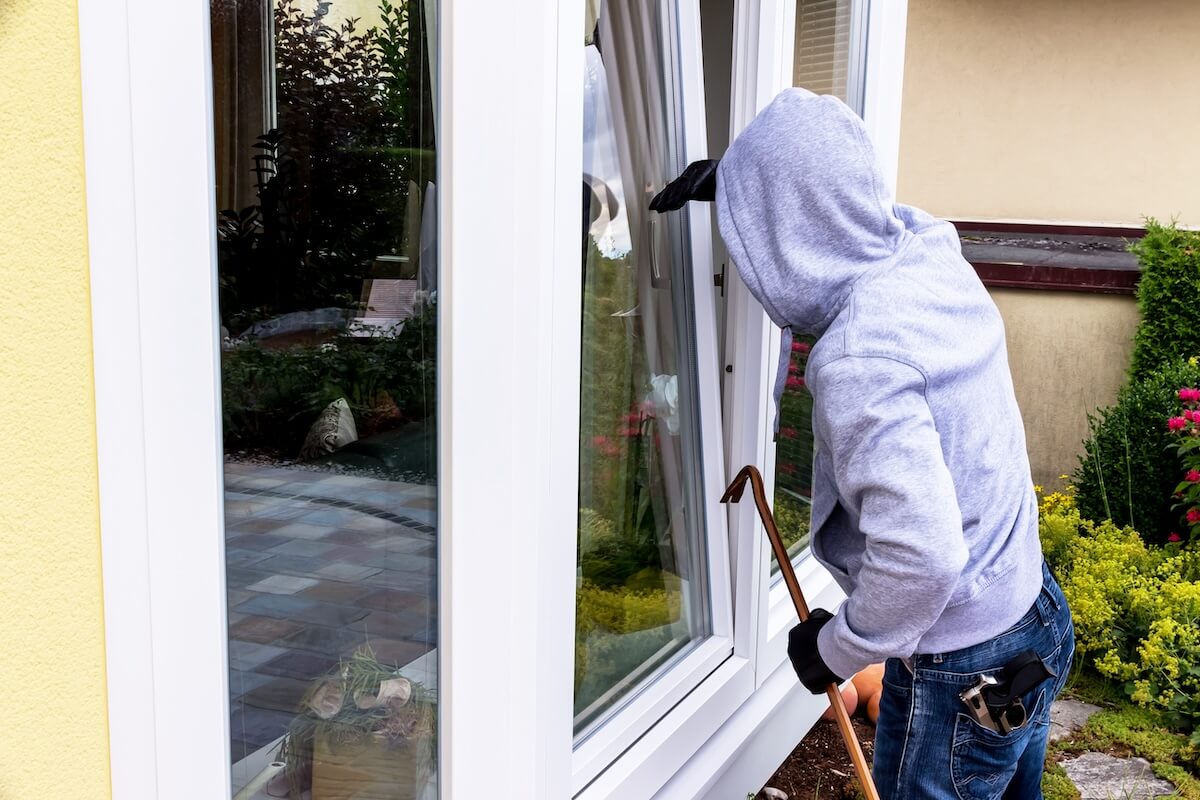 Einbrecher am Fenster