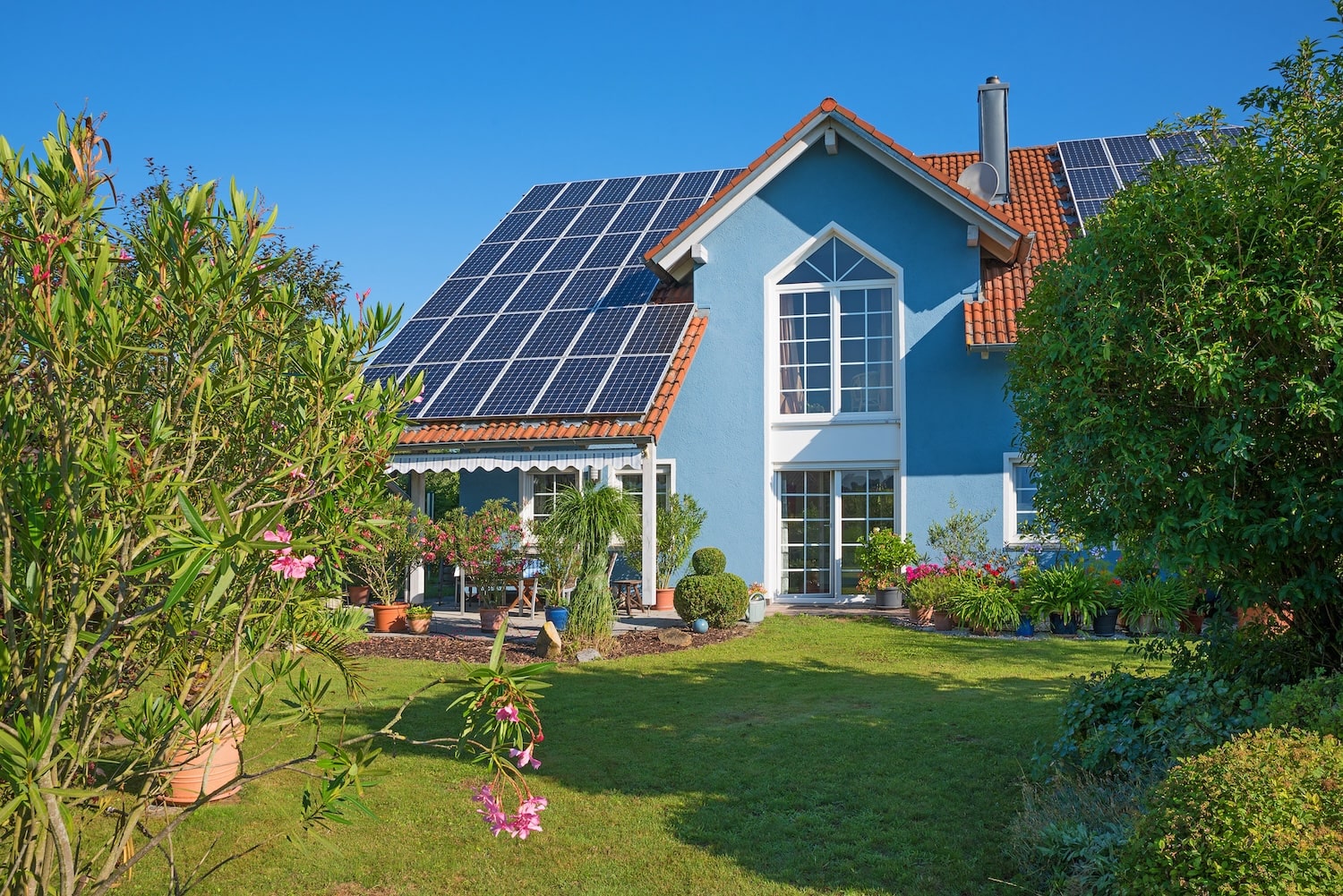 Mit Enter Fördermittel für deine Heizung beantragen: Haus mit Photovoltaik