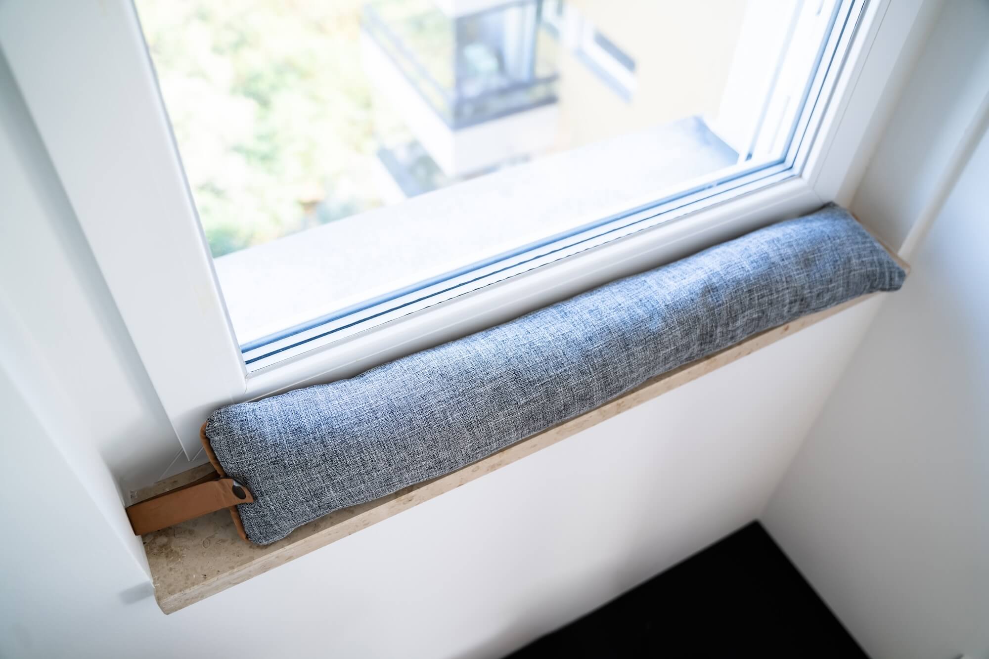 Wenn Luft durch den Fensterrahmen dringt, kann dies für eine mangelnde Qualität der Dichtung sprechen.