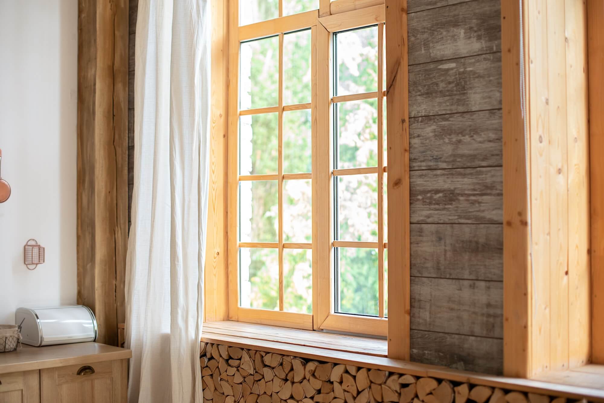 Regen, Schnee, Frost oder Sonneneinstrahlung sind häufige Gründe, warum Holzfenster verwittern können