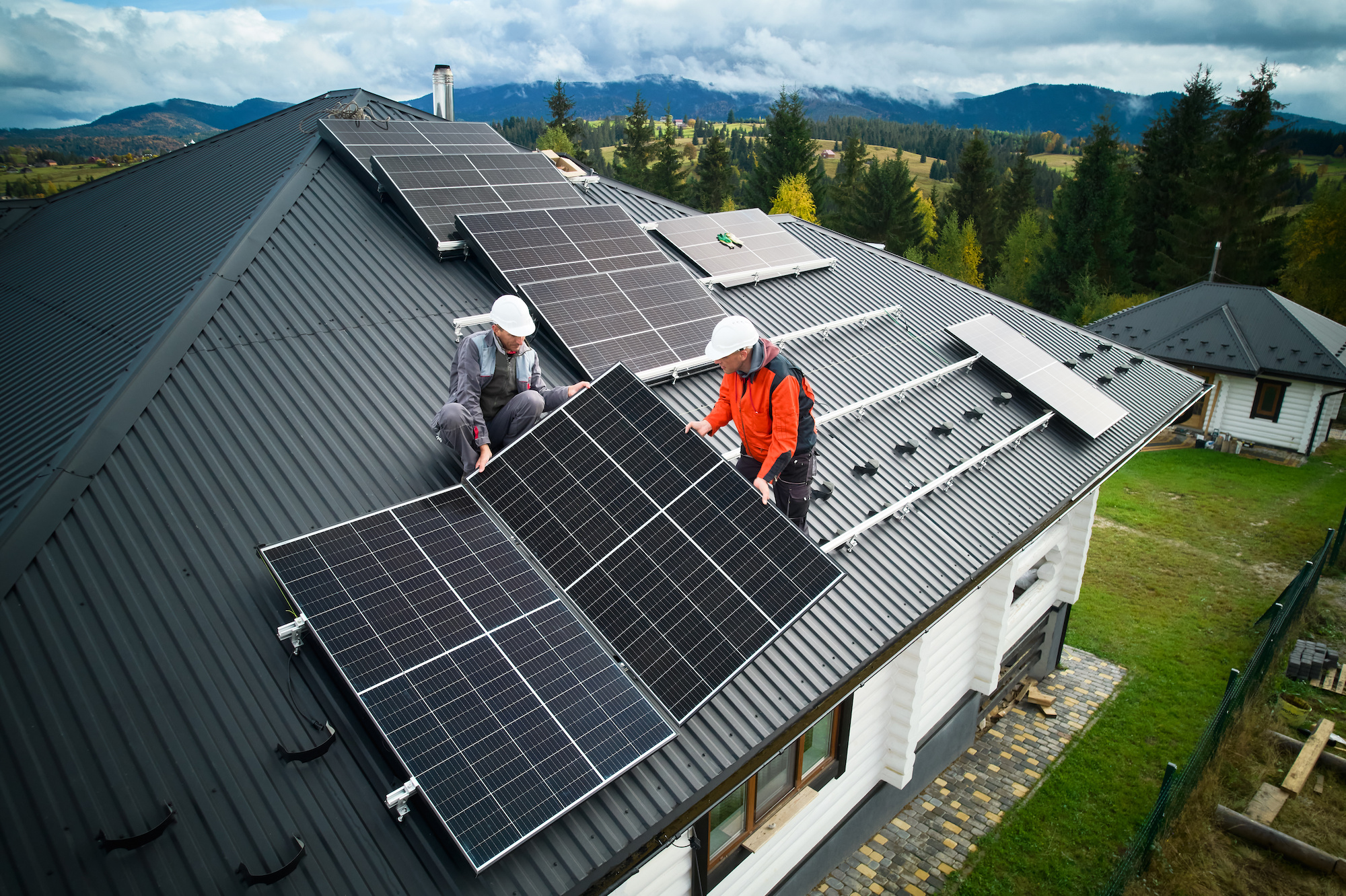 PV-Anlage wird auf einem Dach angebracht
