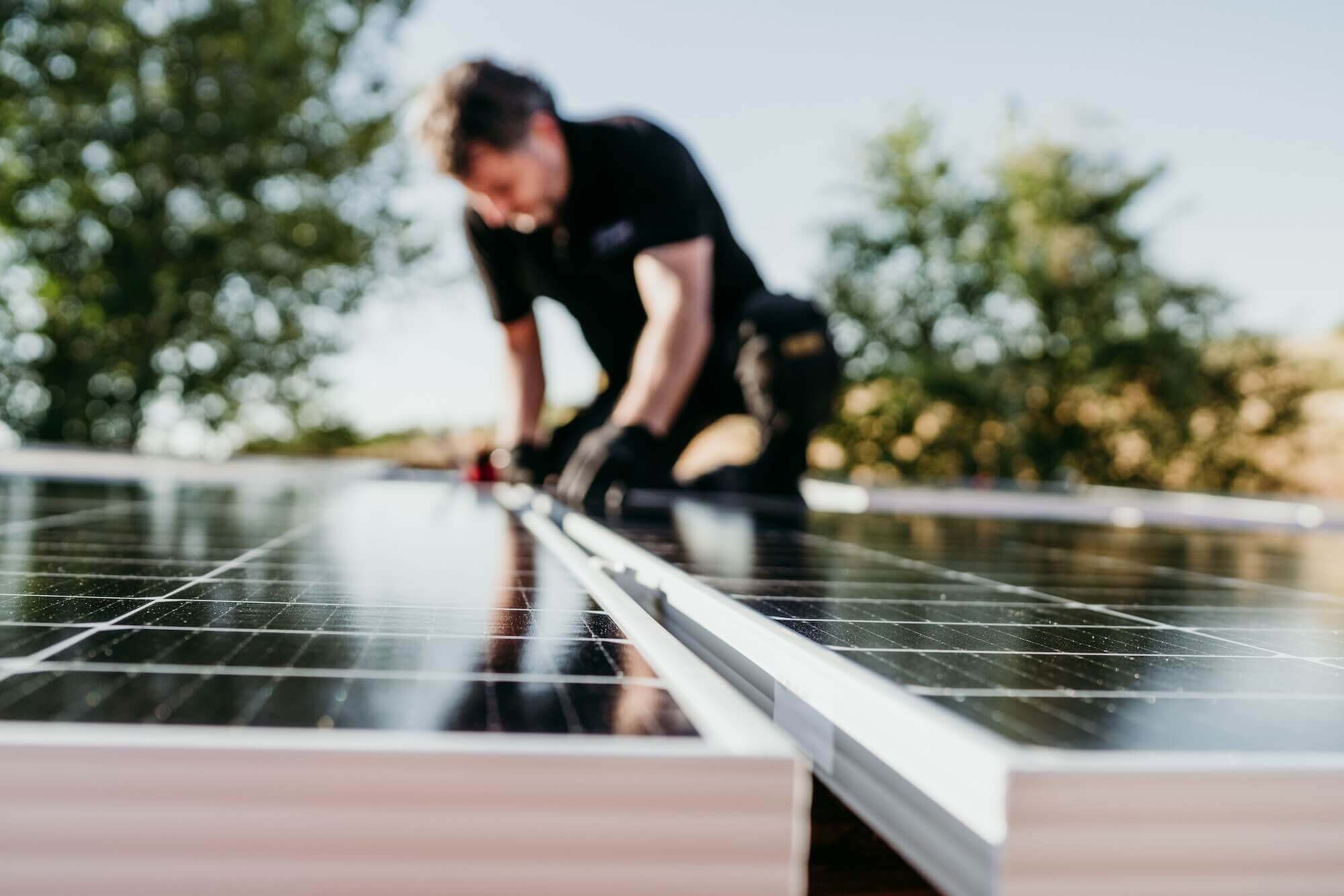 Photovoltaik wird auf Dach angebracht