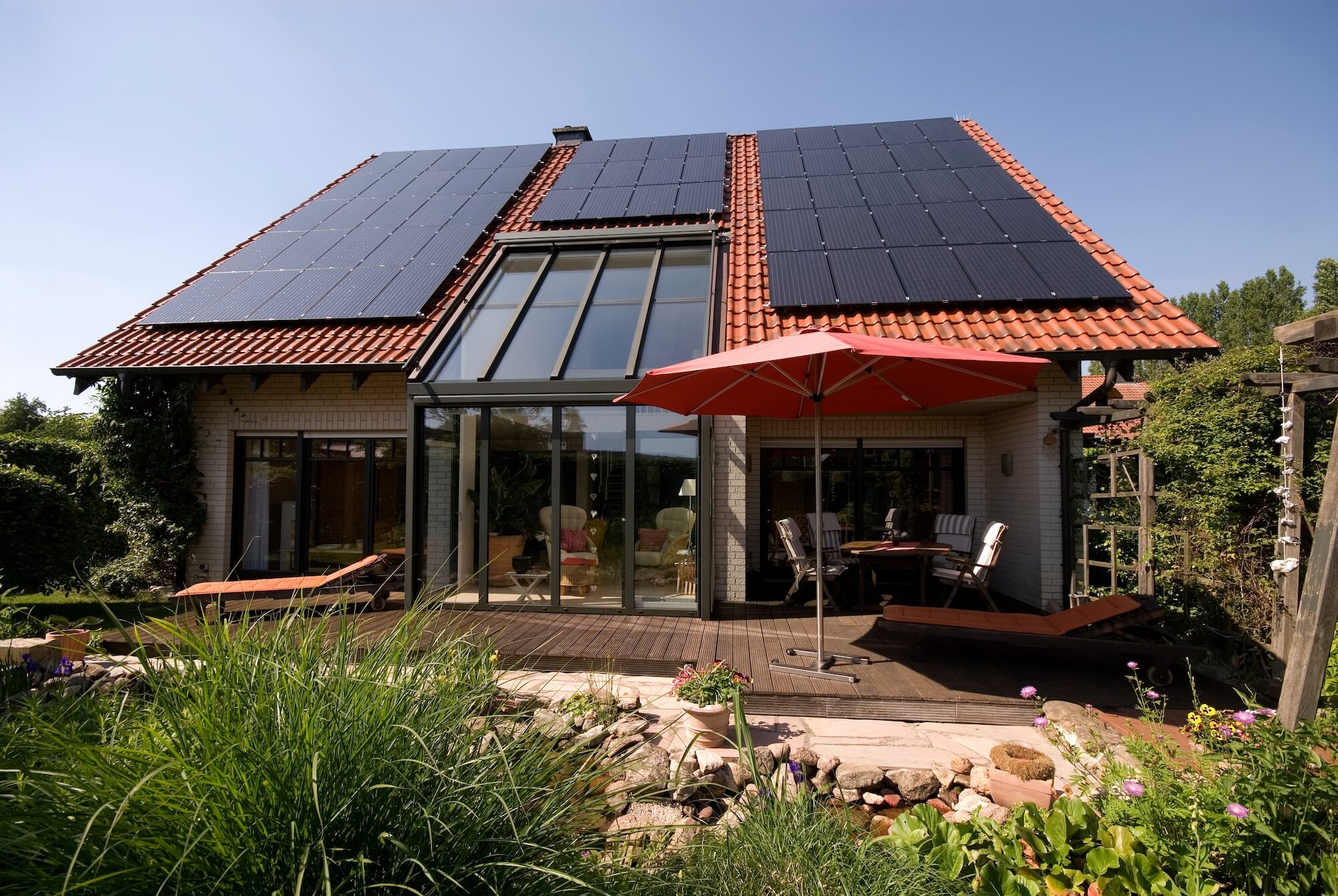 Wohnhaus mit PV-Anlage auf dem Dach