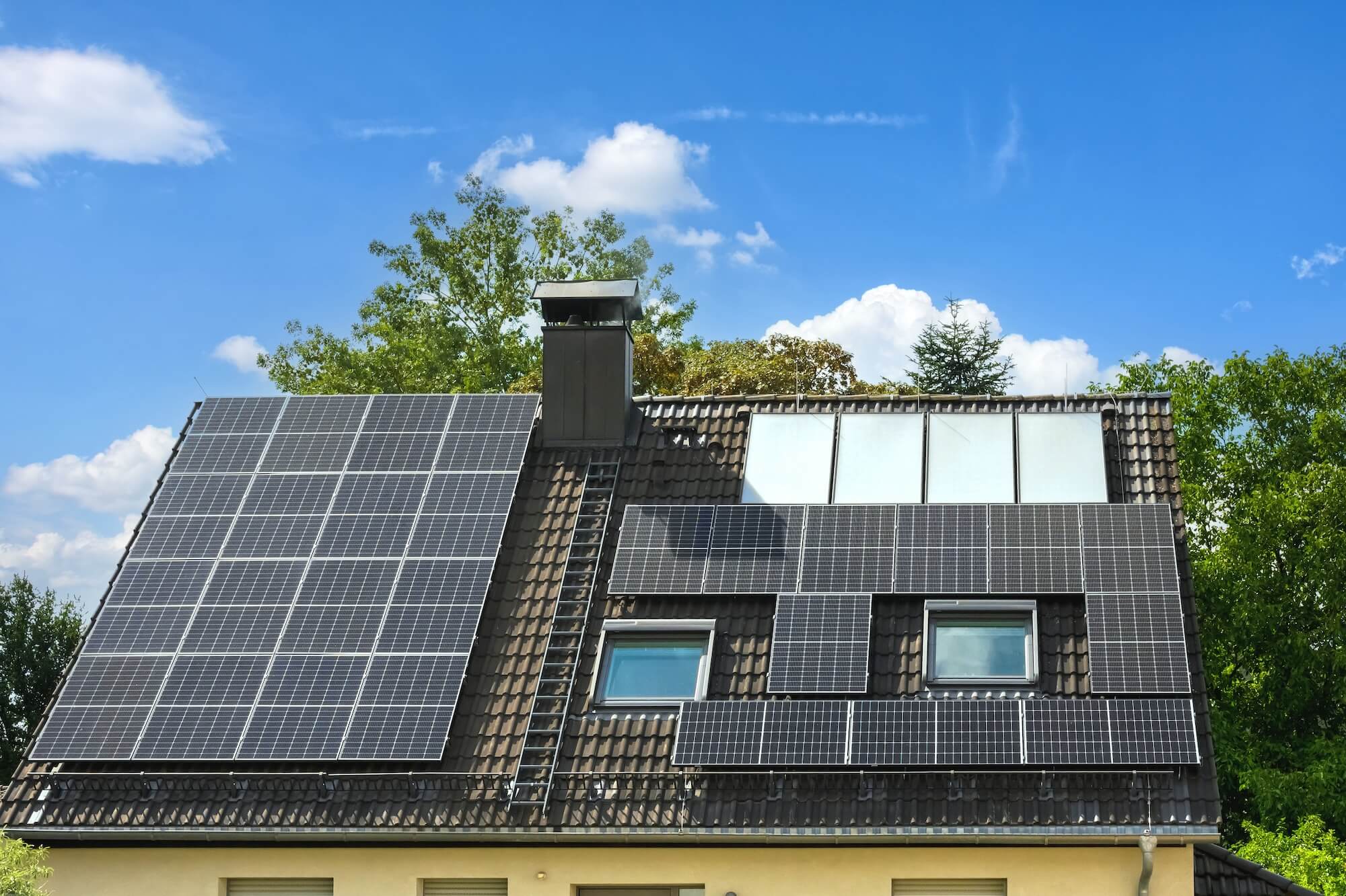 Dach mit Solarthermie und PV gemischt