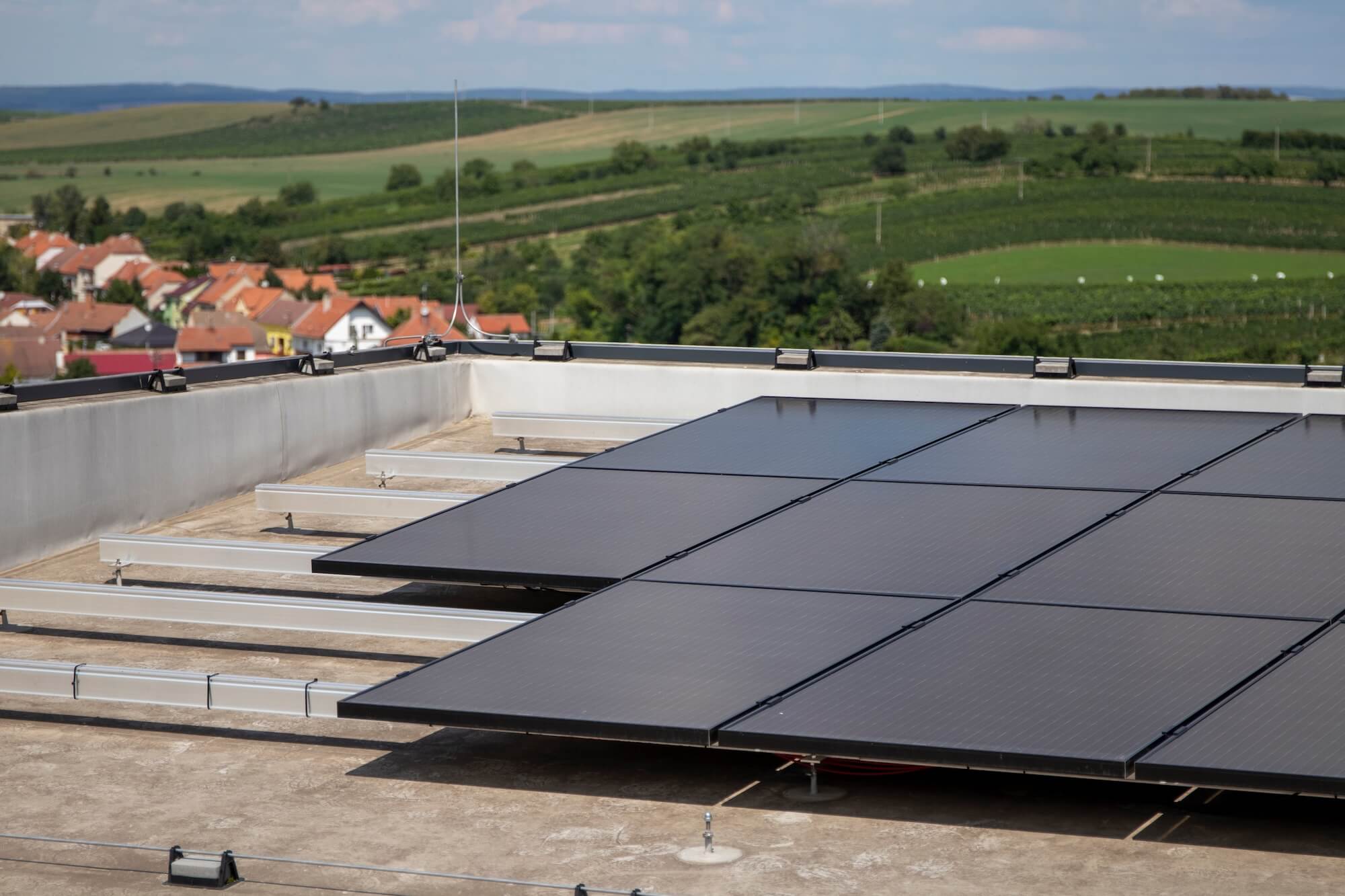 Flach installierte PV-Paneele auf einem Flachdach