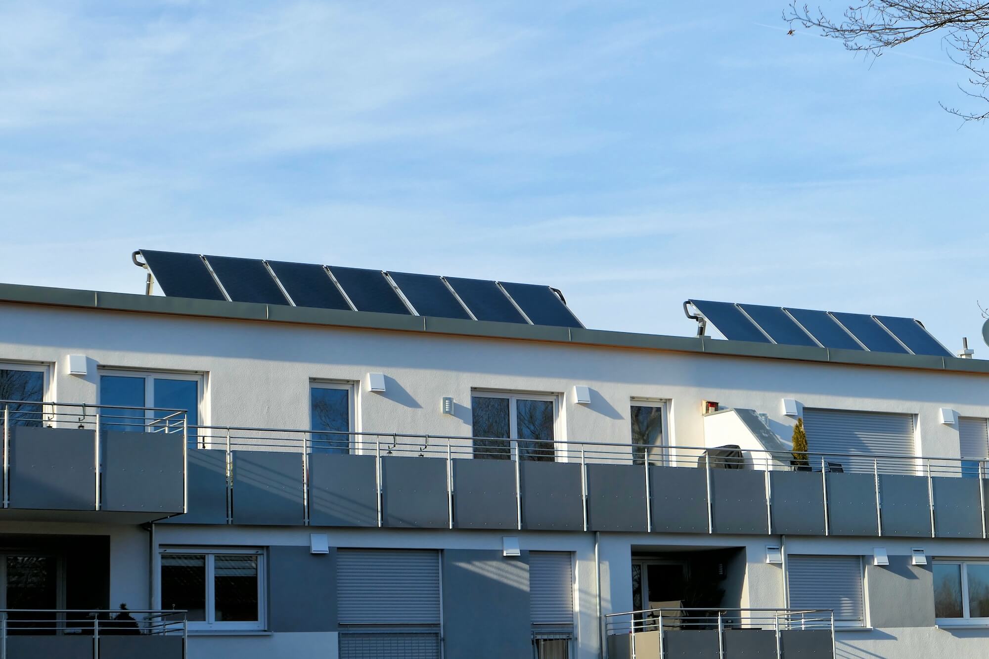 Aufgeständerte PV-Module auf einem Mietshaus