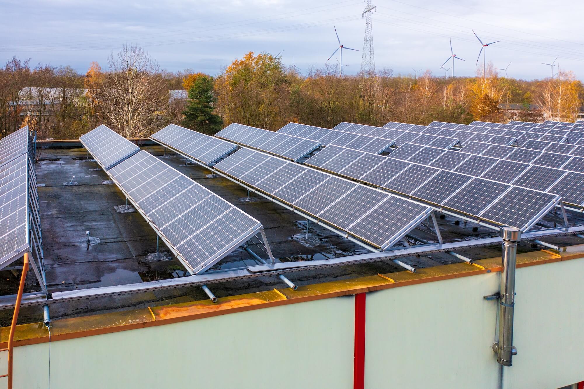 Aufgerichtete PV-Module auf einem flachen Dach