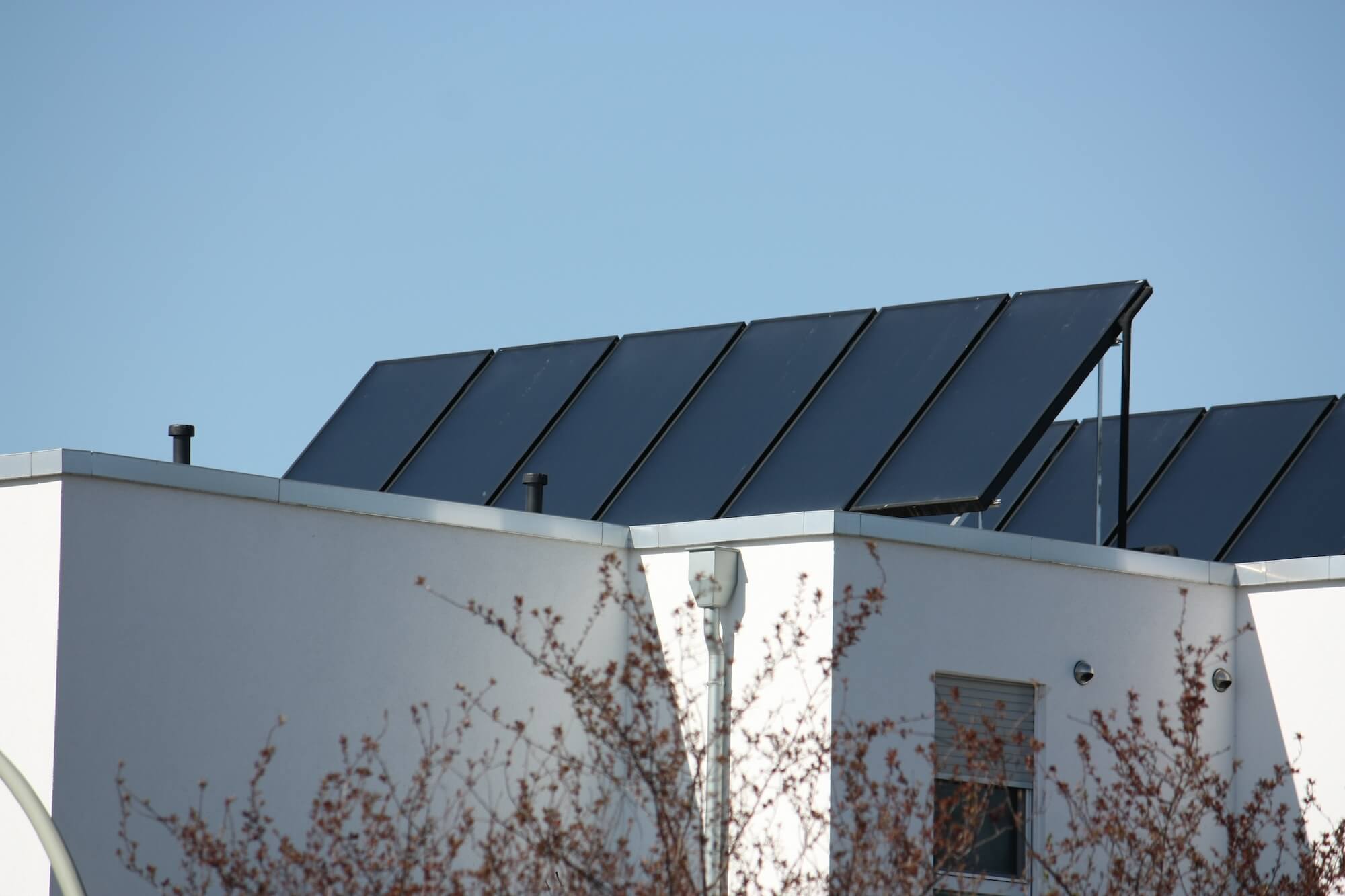 Photovoltaik-Module mit Aufständerung auf einem Flachdach