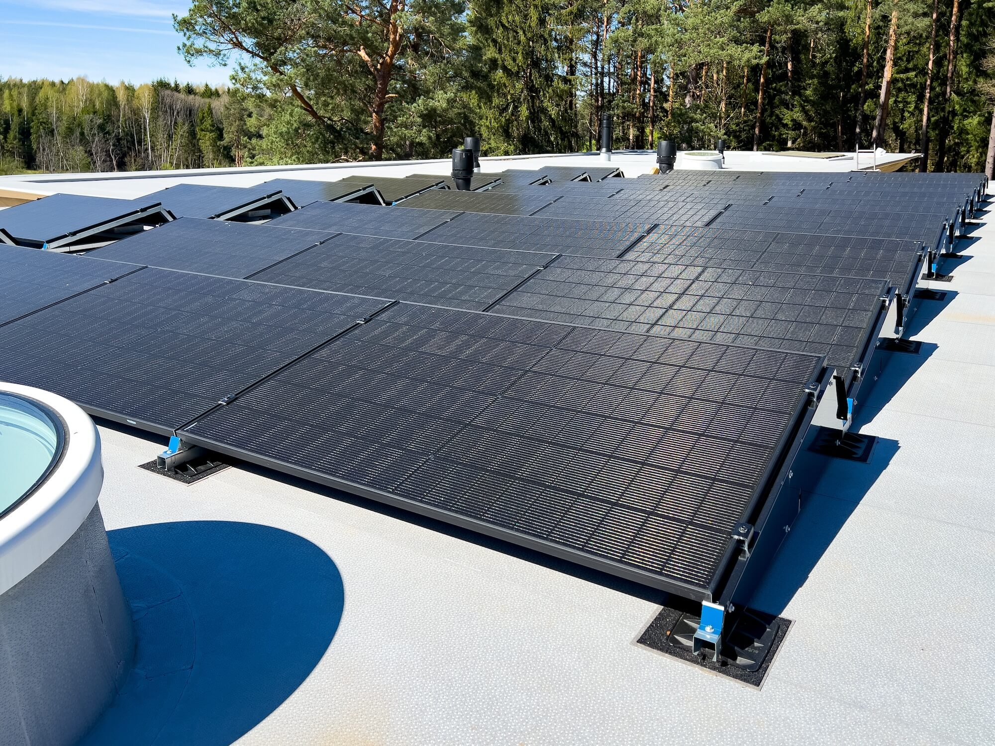 Fest verschraubte PV-Module auf einem flachen Dach