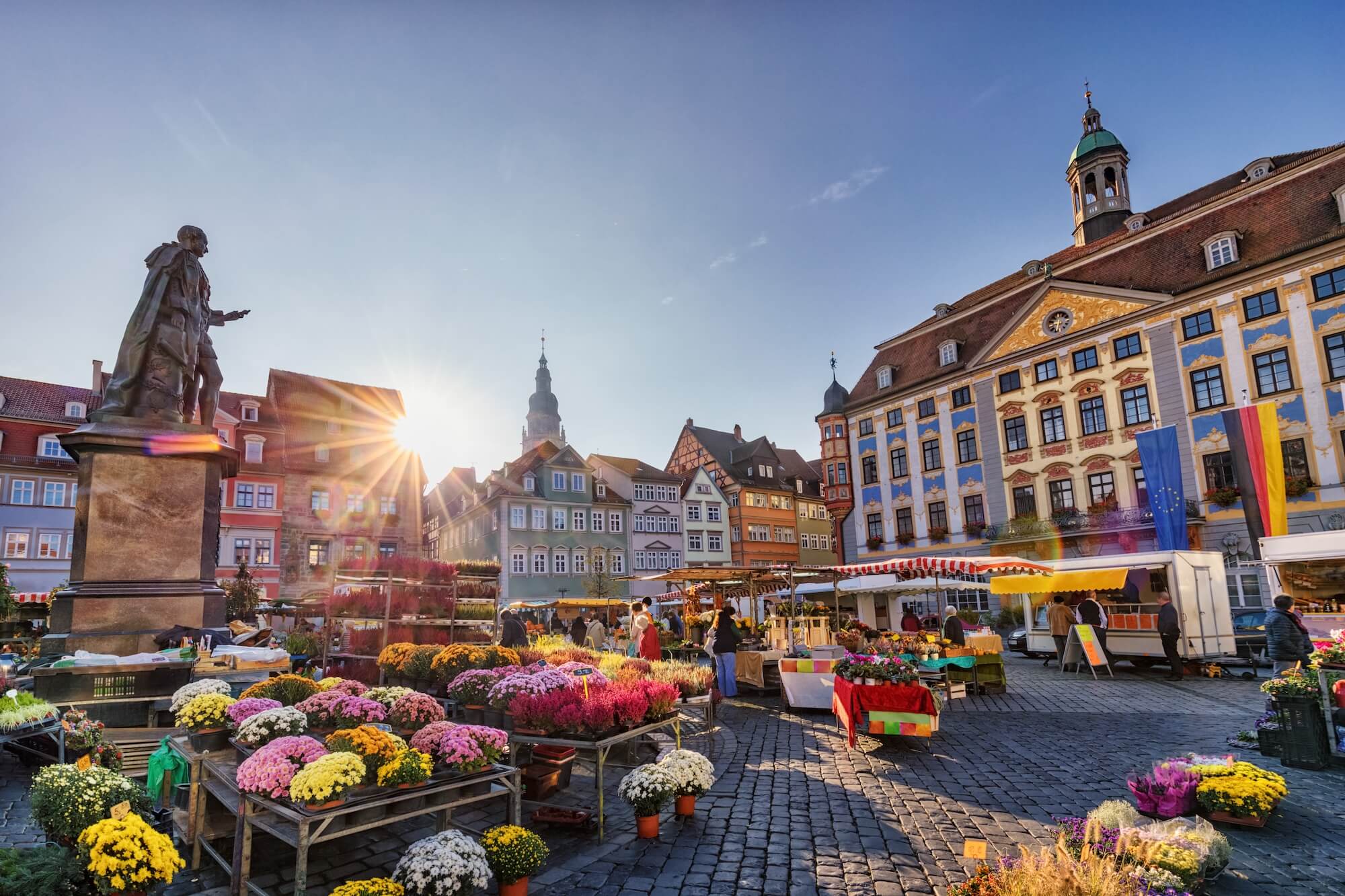 Ansicht des Wochenmarkts vor dem Rathaus Coburg