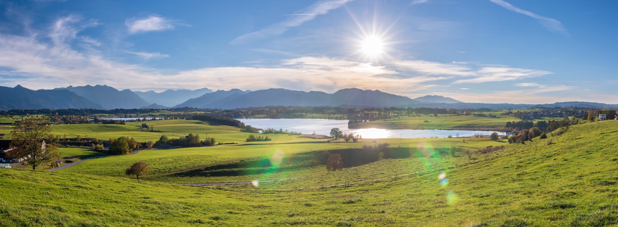 Panoramalandschaft bei Murnau und Riegsee vor den Alpen