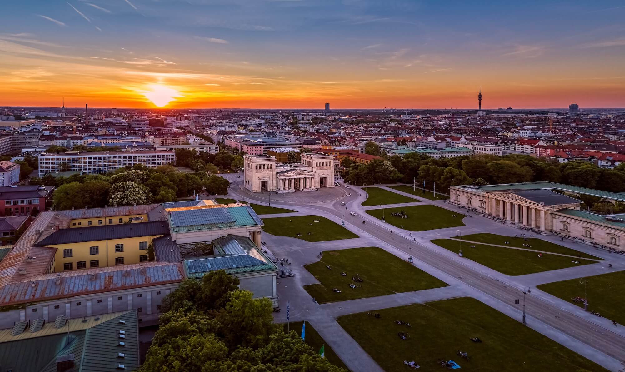 Blick auf den Königsplatz in München bei Sonnenuntergang