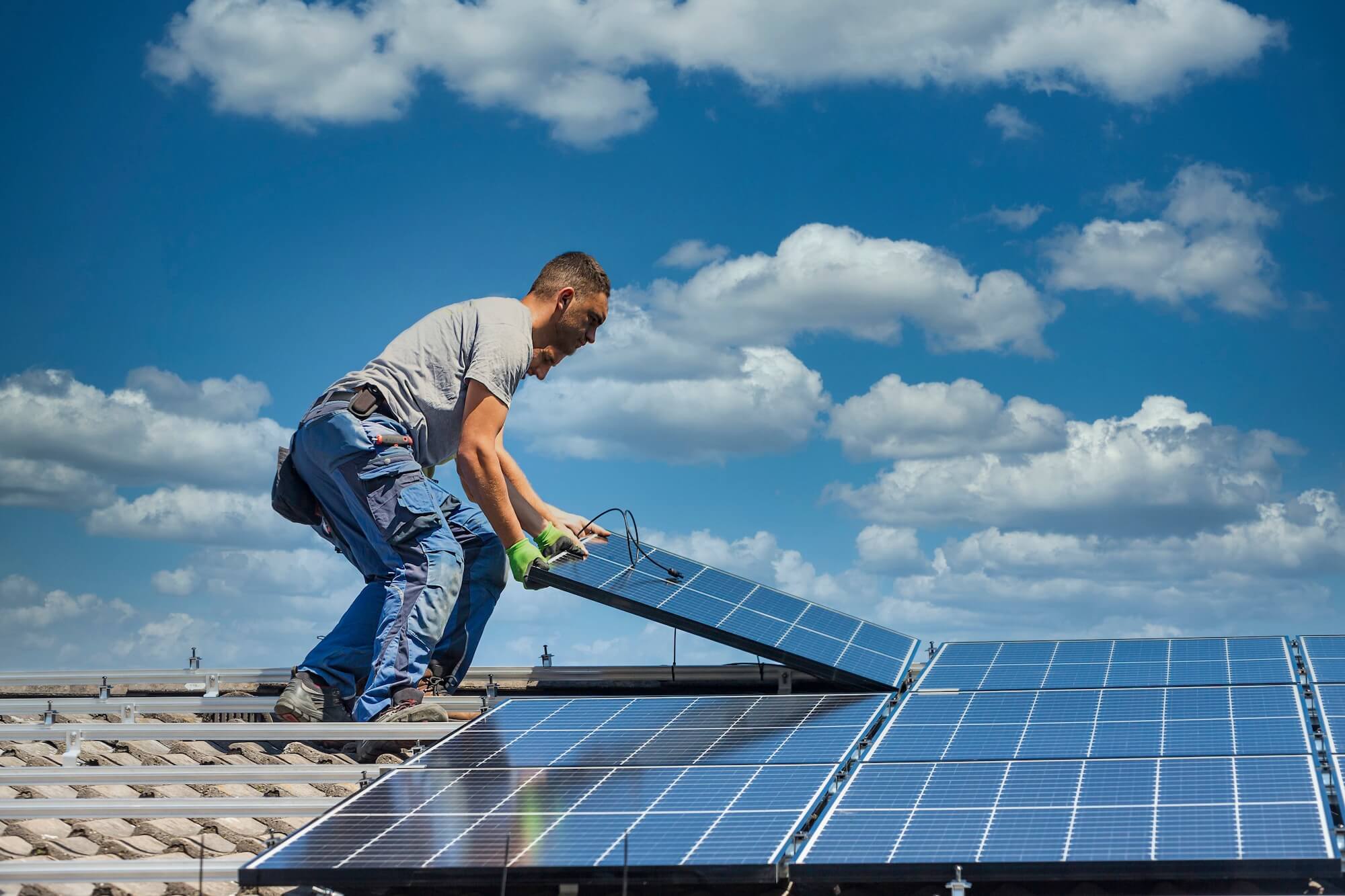 Solaranlage wird auf Dach installiert