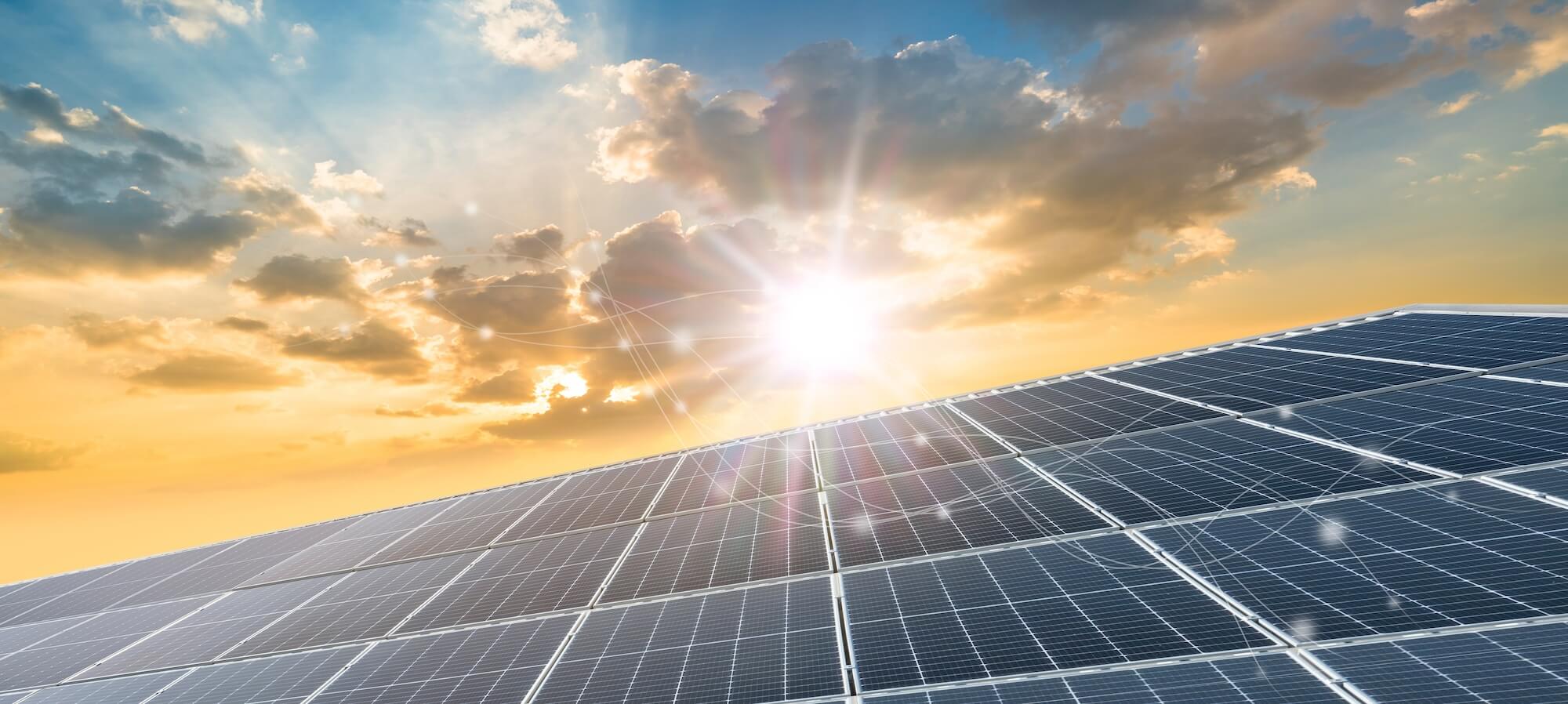 Sonne scheint auf die Module einer PV-Anlage.