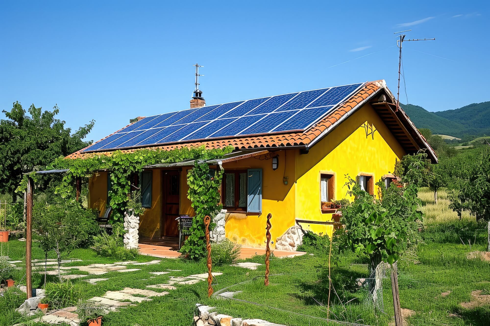 PV-Module auf dem Dach eines kleinen Wohnhauses.