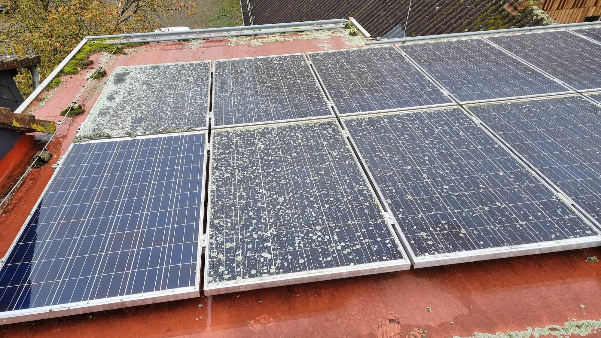 Solaranlage, von der ein Paneel sauber und der Rest schmutzig ist.