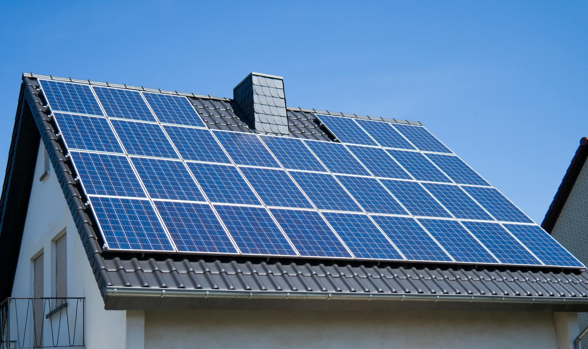 Haus mit Photovoltaikanlage auf dem Dach